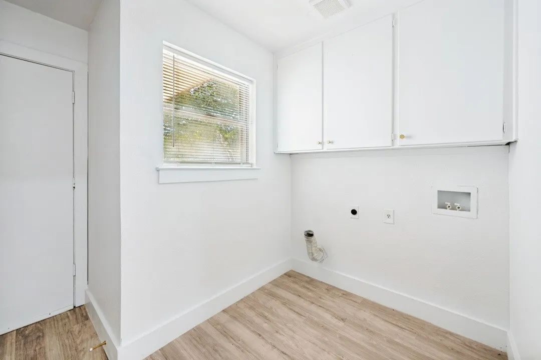 Single Family Residence For Sale in Tarrant County , 317 Cedar Creek Court, Fort Worth, Texas 76103, 4 Bedroom, 3 Bathroom, 2 Garage spaces, 2,355 Sqft, built in 1969, mls#21327212, Real Estate Agent in Fort Worth, Homes For Sale in Tarrant county, Homes For Sale in Fort Worth, Realtor in Fort Worth Texas, Real Estate Brokerage Independent Realty Texas, Luminita Cordes Realtor