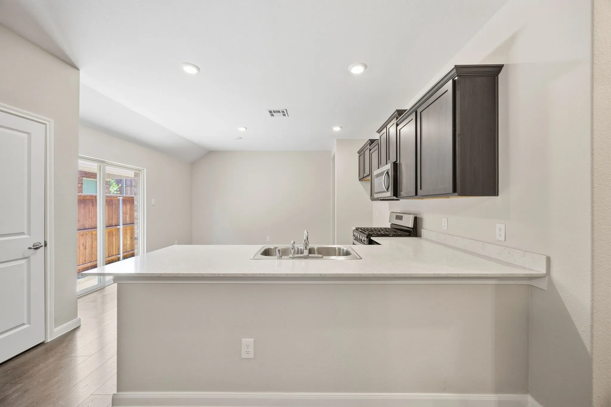 Single Family Residence For Rent in Grayson County , 3921 Oak Creek Circle, Denison, Texas 75020, 3 Bedrooms, 2 Bathrooms, 2 Garage spaces, 1,517 Sqft, built in 2022, Price $2,050, mls#21328943, Real Estate Agent in Denison, Homes For Rent in Grayson county, Homes For Rent in Denison, Realtor in Denison Texas, Real Estate Brokerage Independent Realty Texas, Luminita Cordes Realtor