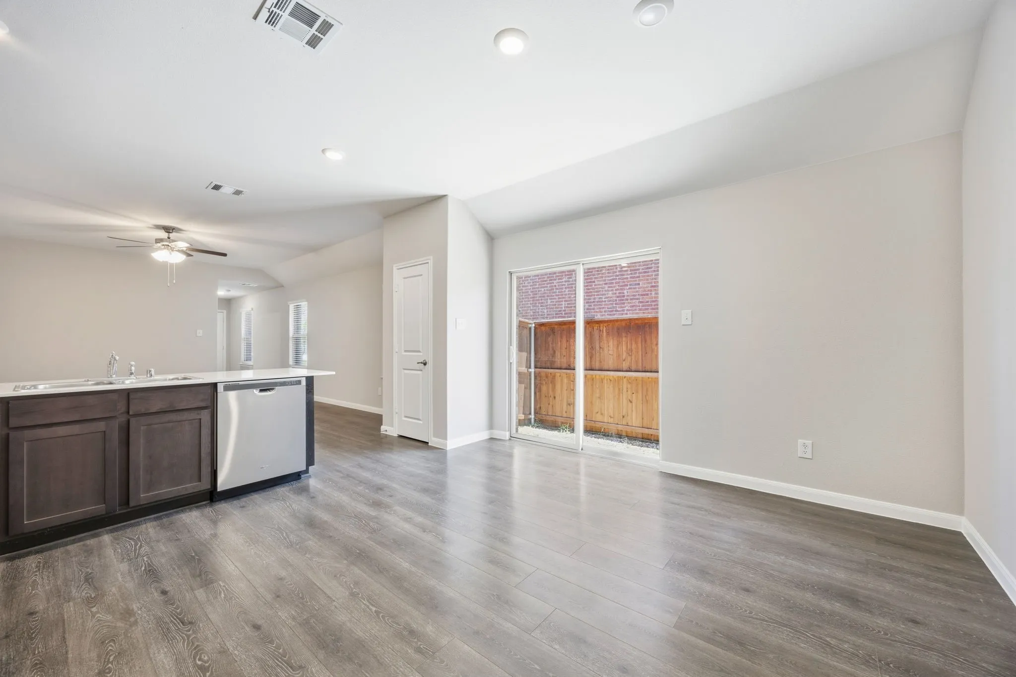 Single Family Residence For Rent in Grayson County , 3921 Oak Creek Circle, Denison, Texas 75020, 3 Bedrooms, 2 Bathrooms, 2 Garage spaces, 1,517 Sqft, built in 2022, Price $2,050, mls#21328943, Real Estate Agent in Denison, Homes For Rent in Grayson county, Homes For Rent in Denison, Realtor in Denison Texas, Real Estate Brokerage Independent Realty Texas, Luminita Cordes Realtor