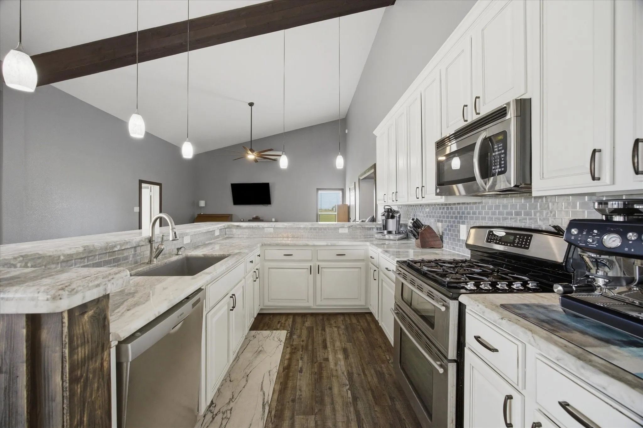 Single Family Residence For Sale in Hunt County , 2447 County Road 2710, Caddo Mills, Texas 75135, 4 Bedroom, 2 Bathroom, 2 Garage spaces, 3,800 Sqft, built in 2015, mls#21329340, Real Estate Agent in Caddo Mills, Homes For Sale in Hunt county, Homes For Sale in Caddo Mills, Realtor in Caddo Mills Texas, Real Estate Brokerage Independent Realty Texas, Luminita Cordes Realtor
