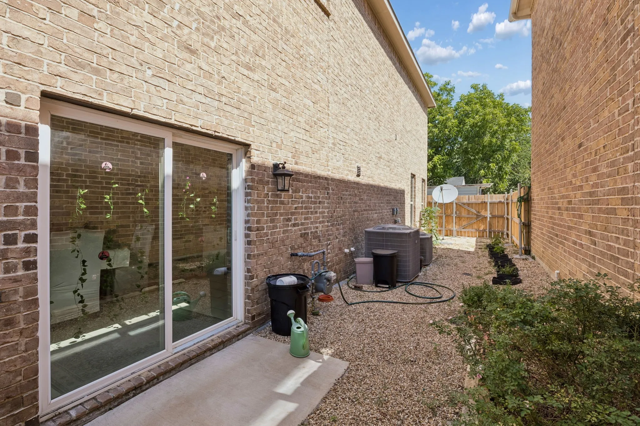 Single Family Residence For Sale in Dallas County , 431 W Pioneer Drive, Irving, Texas 75061, 4 Bedroom, 3 Bathroom, 2 Garage spaces, 2,632 Sqft, built in 2020, mls#21325959, Real Estate Agent in Irving, Homes For Sale in Dallas county, Homes For Sale in Irving, Realtor in Irving Texas, Real Estate Brokerage Independent Realty Texas, Luminita Cordes Realtor