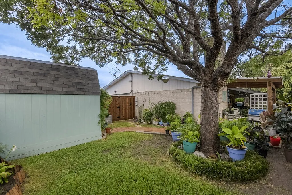 Single Family Residence For Sale in Dallas County , 705 Bluebonnet Drive, Grand Prairie, Texas 75052, 3 Bedroom, 2 Bathroom, 2 Garage spaces, 1,880 Sqft, built in 1972, mls#21329390, Real Estate Agent in Grand Prairie, Homes For Sale in Dallas county, Homes For Sale in Grand Prairie, Realtor in Grand Prairie Texas, Real Estate Brokerage Independent Realty Texas, Luminita Cordes Realtor