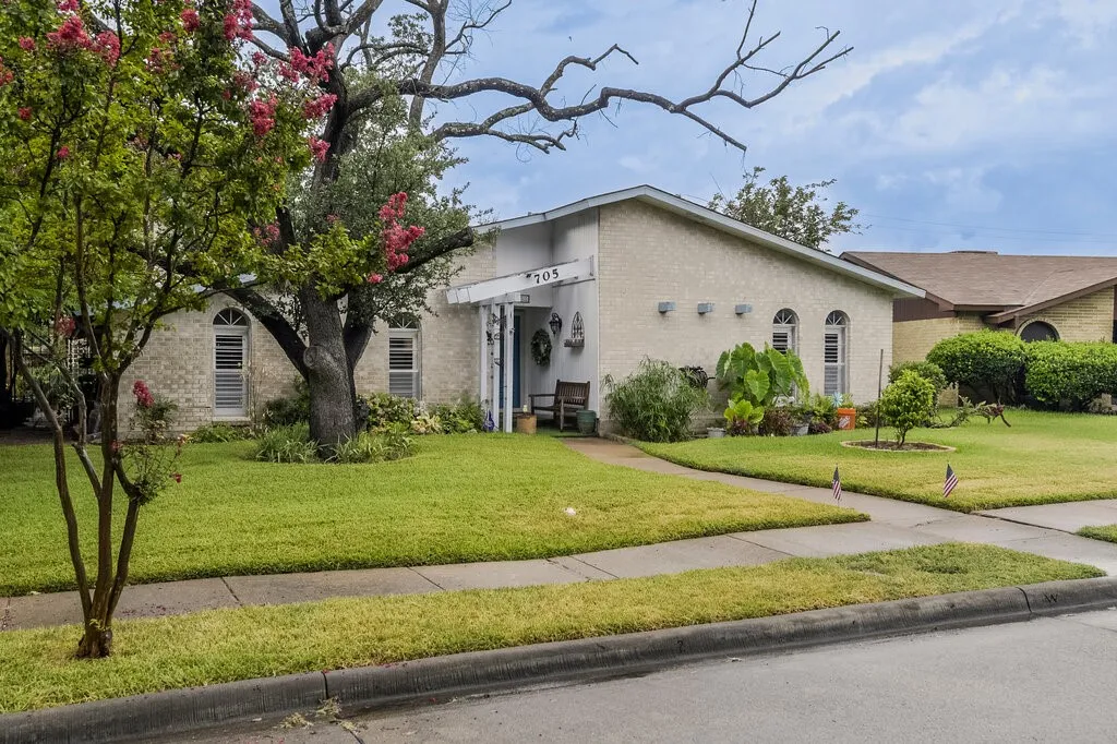 Single Family Residence For Sale in Dallas County , 705 Bluebonnet Drive, Grand Prairie, Texas 75052, 3 Bedroom, 2 Bathroom, 2 Garage spaces, 1,880 Sqft, built in 1972, mls#21329390, Real Estate Agent in Grand Prairie, Homes For Sale in Dallas county, Homes For Sale in Grand Prairie, Realtor in Grand Prairie Texas, Real Estate Brokerage Independent Realty Texas, Luminita Cordes Realtor