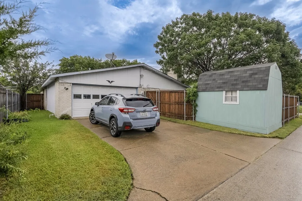 Single Family Residence For Sale in Dallas County , 705 Bluebonnet Drive, Grand Prairie, Texas 75052, 3 Bedroom, 2 Bathroom, 2 Garage spaces, 1,880 Sqft, built in 1972, mls#21329390, Real Estate Agent in Grand Prairie, Homes For Sale in Dallas county, Homes For Sale in Grand Prairie, Realtor in Grand Prairie Texas, Real Estate Brokerage Independent Realty Texas, Luminita Cordes Realtor