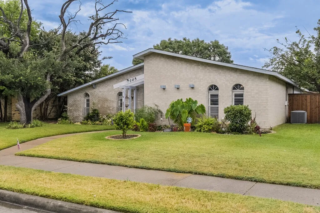Single Family Residence For Sale in Dallas County , 705 Bluebonnet Drive, Grand Prairie, Texas 75052, 3 Bedroom, 2 Bathroom, 2 Garage spaces, 1,880 Sqft, built in 1972, mls#21329390, Real Estate Agent in Grand Prairie, Homes For Sale in Dallas county, Homes For Sale in Grand Prairie, Realtor in Grand Prairie Texas, Real Estate Brokerage Independent Realty Texas, Luminita Cordes Realtor