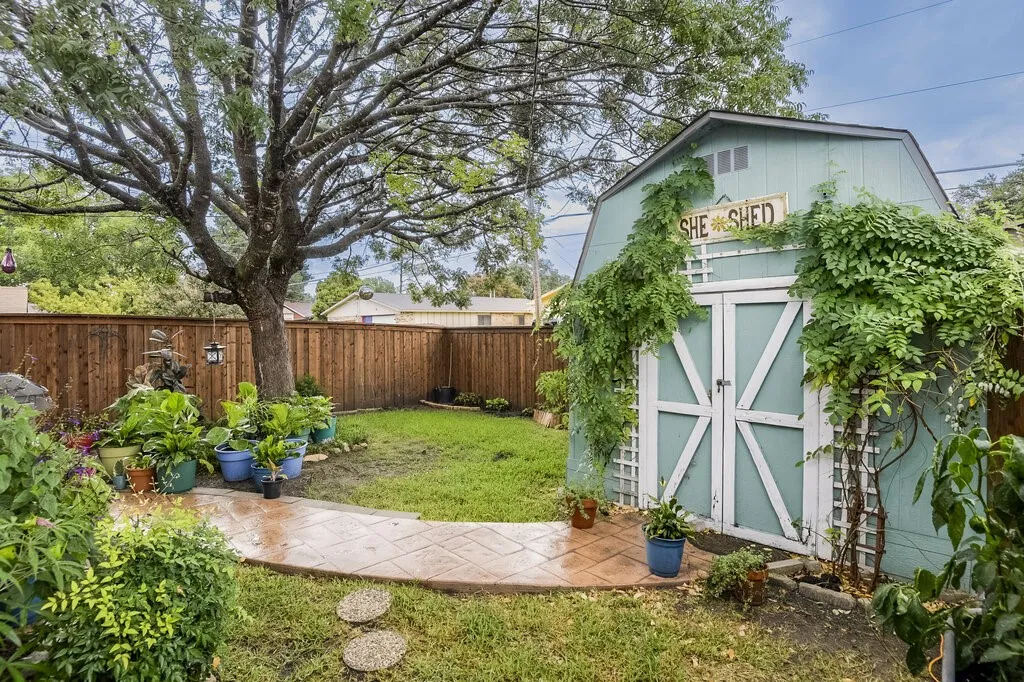 Single Family Residence For Sale in Dallas County , 705 Bluebonnet Drive, Grand Prairie, Texas 75052, 3 Bedroom, 2 Bathroom, 2 Garage spaces, 1,880 Sqft, built in 1972, mls#21329390, Real Estate Agent in Grand Prairie, Homes For Sale in Dallas county, Homes For Sale in Grand Prairie, Realtor in Grand Prairie Texas, Real Estate Brokerage Independent Realty Texas, Luminita Cordes Realtor