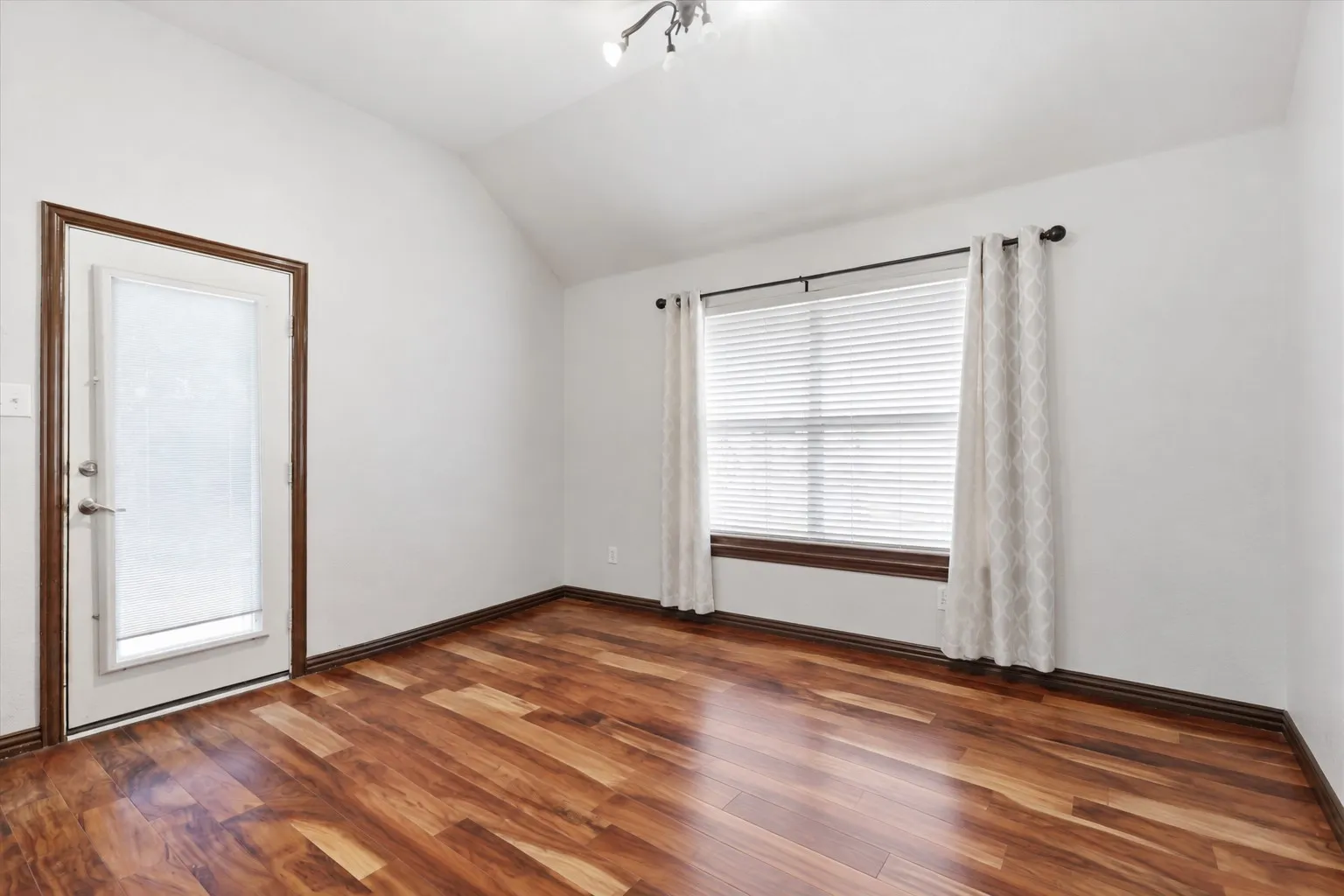 Single Family Residence For Sale in Tarrant County , 3232 Chesington Drive, Fort Worth, Texas 76137, 4 Bedroom, 2 Bathroom, 2 Garage spaces, 1,920 Sqft, built in 2006, mls#21328542, Real Estate Agent in Fort Worth, Homes For Sale in Tarrant county, Homes For Sale in Fort Worth, Realtor in Fort Worth Texas, Real Estate Brokerage Independent Realty Texas, Luminita Cordes Realtor