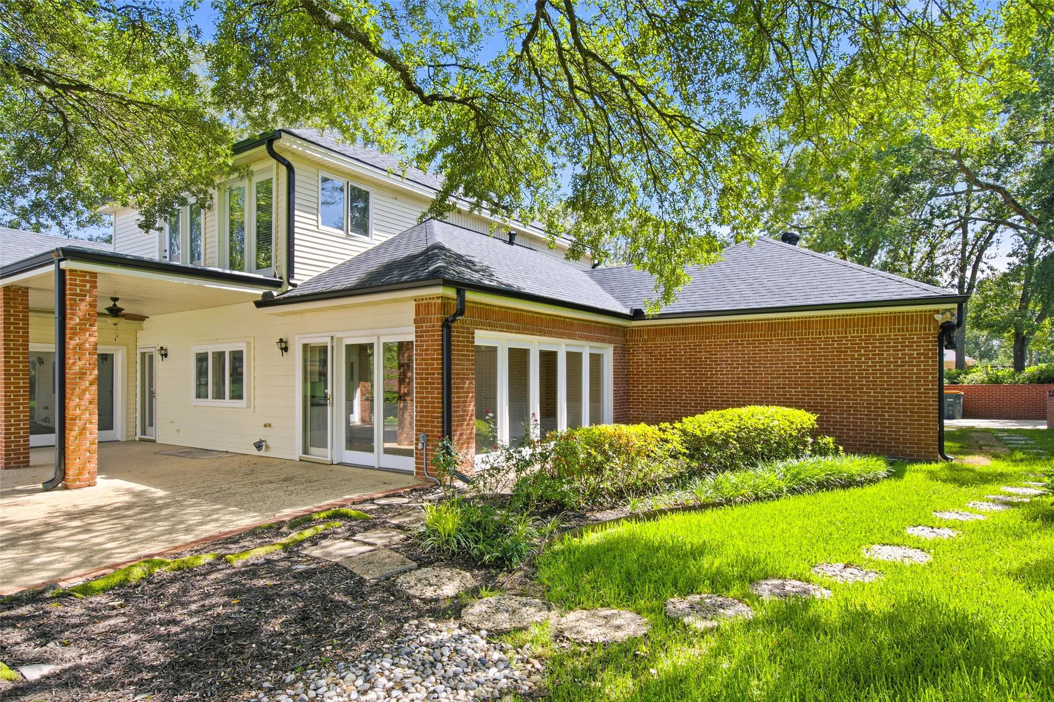 Single Family Residence For Sale in Smith County , 1601 Brandywine Drive, Tyler, Texas 75703, 4 Bedroom, 3 Bathroom, 2 Garage spaces, 3,400 Sqft, built in 1984, Price $540,000, mls#21311916, Real Estate Agent in Tyler, Homes For Sale in Smith county, Homes For Sale in Tyler, Realtor in Tyler Texas, Real Estate Brokerage Independent Realty Texas, Luminita Cordes Realtor