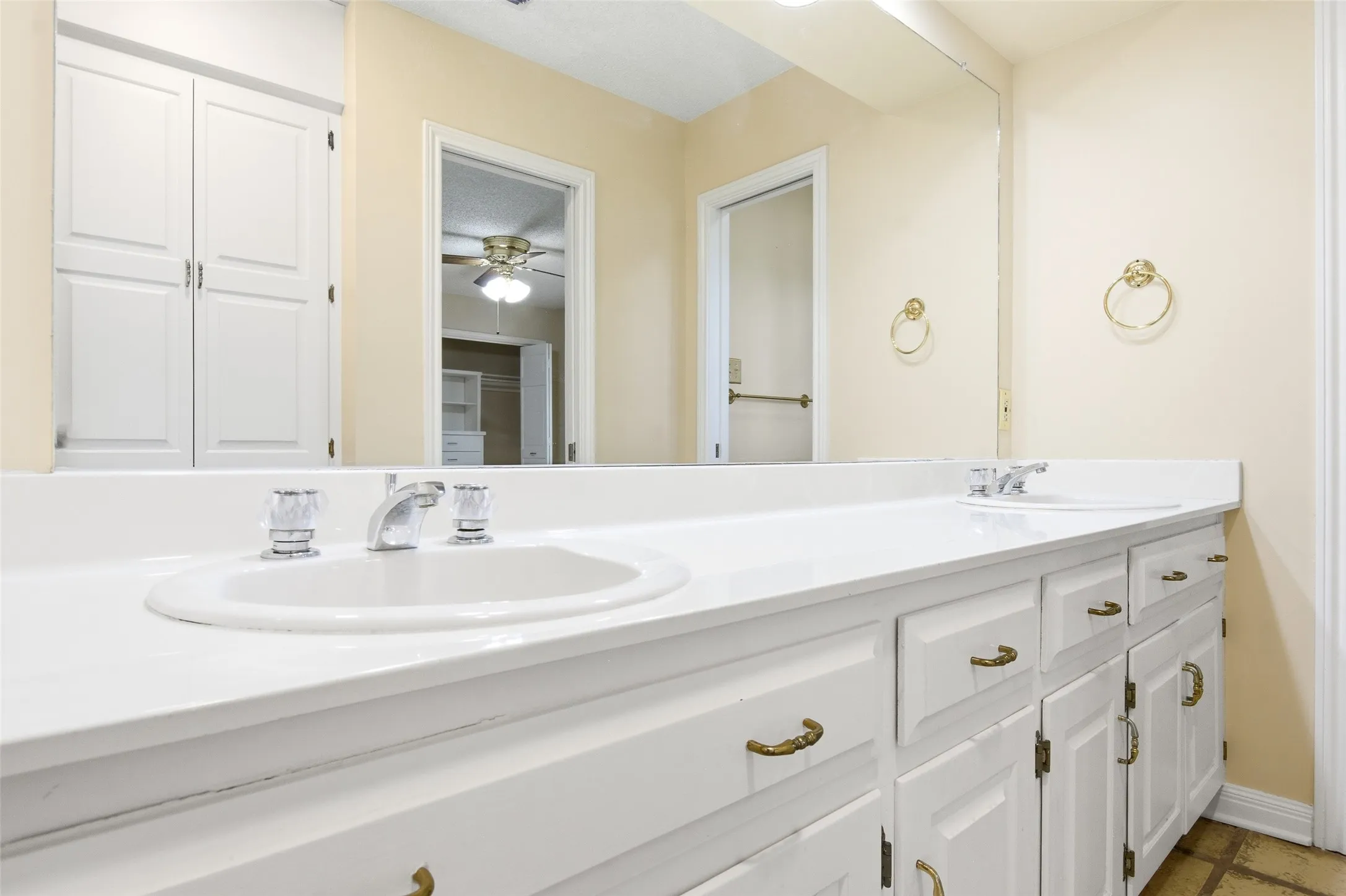 Single Family Residence For Sale in Smith County , 1601 Brandywine Drive, Tyler, Texas 75703, 4 Bedroom, 3 Bathroom, 2 Garage spaces, 3,400 Sqft, built in 1984, Price $540,000, mls#21311916, Real Estate Agent in Tyler, Homes For Sale in Smith county, Homes For Sale in Tyler, Realtor in Tyler Texas, Real Estate Brokerage Independent Realty Texas, Luminita Cordes Realtor