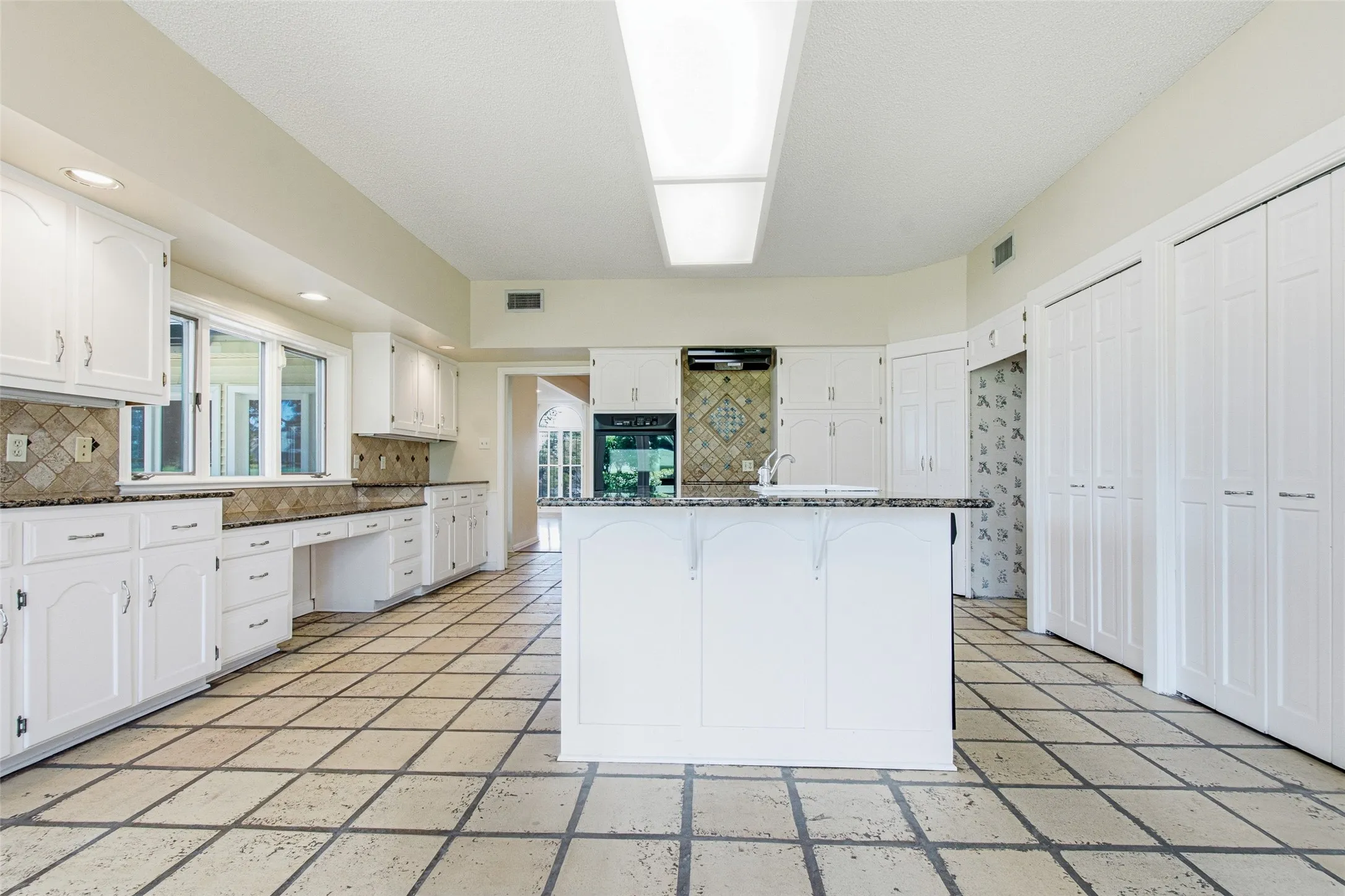 Single Family Residence For Sale in Smith County , 1601 Brandywine Drive, Tyler, Texas 75703, 4 Bedroom, 3 Bathroom, 2 Garage spaces, 3,400 Sqft, built in 1984, Price $540,000, mls#21311916, Real Estate Agent in Tyler, Homes For Sale in Smith county, Homes For Sale in Tyler, Realtor in Tyler Texas, Real Estate Brokerage Independent Realty Texas, Luminita Cordes Realtor