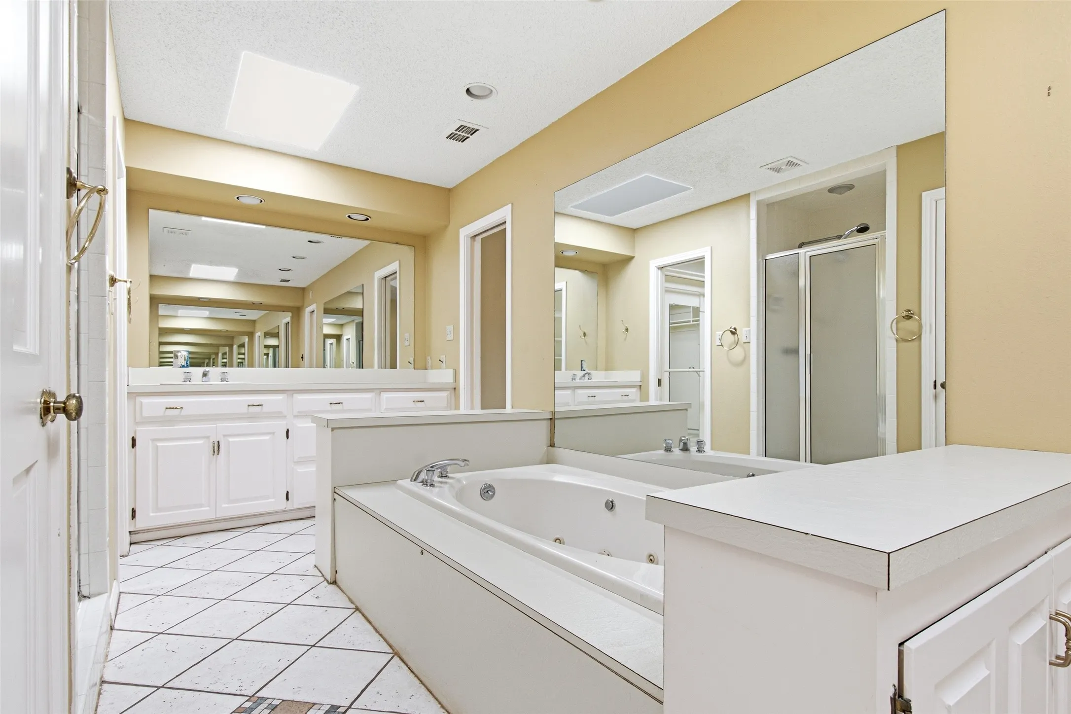Single Family Residence For Sale in Smith County , 1601 Brandywine Drive, Tyler, Texas 75703, 4 Bedroom, 3 Bathroom, 2 Garage spaces, 3,400 Sqft, built in 1984, Price $540,000, mls#21311916, Real Estate Agent in Tyler, Homes For Sale in Smith county, Homes For Sale in Tyler, Realtor in Tyler Texas, Real Estate Brokerage Independent Realty Texas, Luminita Cordes Realtor