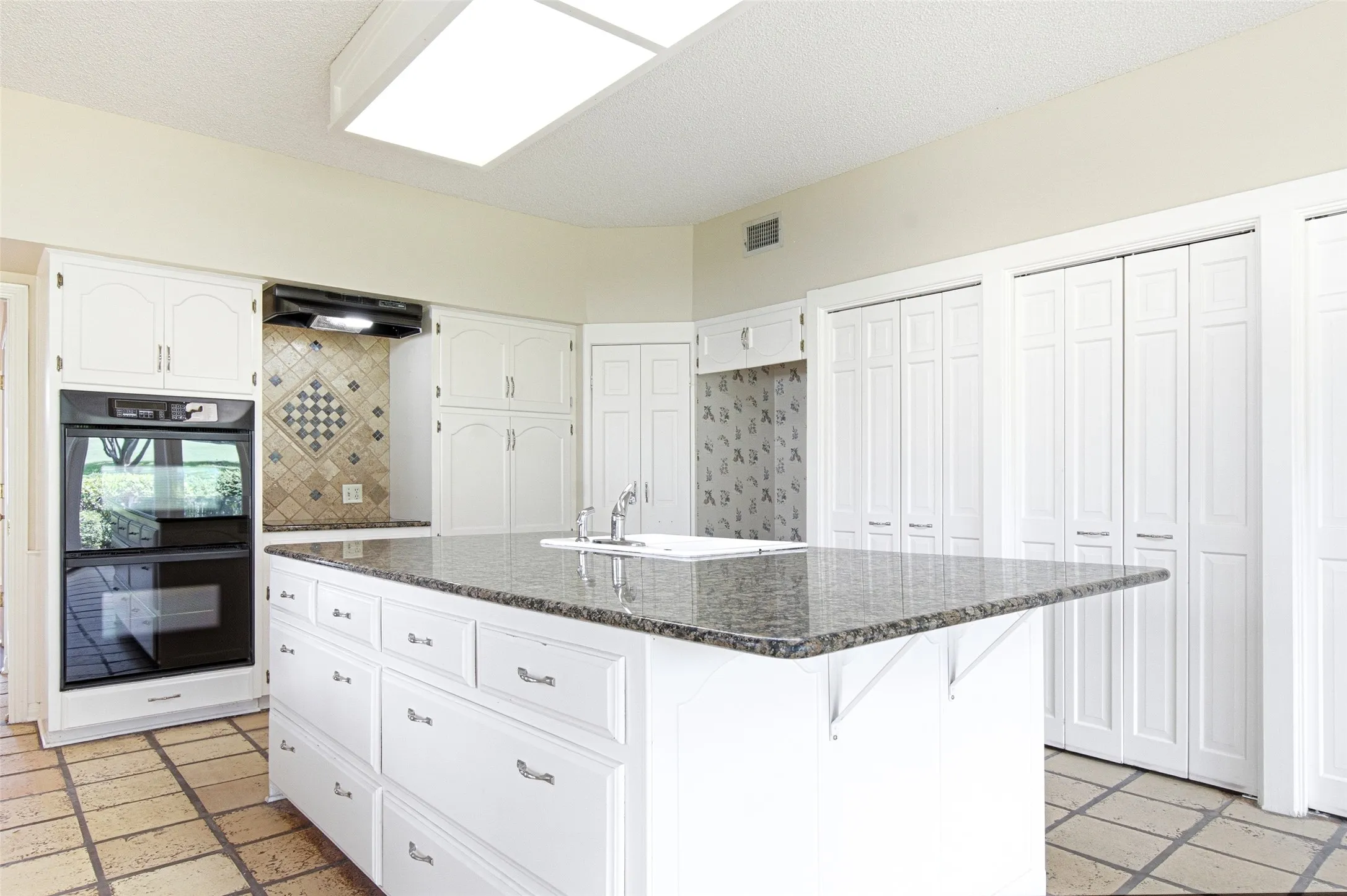 Single Family Residence For Sale in Smith County , 1601 Brandywine Drive, Tyler, Texas 75703, 4 Bedroom, 3 Bathroom, 2 Garage spaces, 3,400 Sqft, built in 1984, Price $540,000, mls#21311916, Real Estate Agent in Tyler, Homes For Sale in Smith county, Homes For Sale in Tyler, Realtor in Tyler Texas, Real Estate Brokerage Independent Realty Texas, Luminita Cordes Realtor