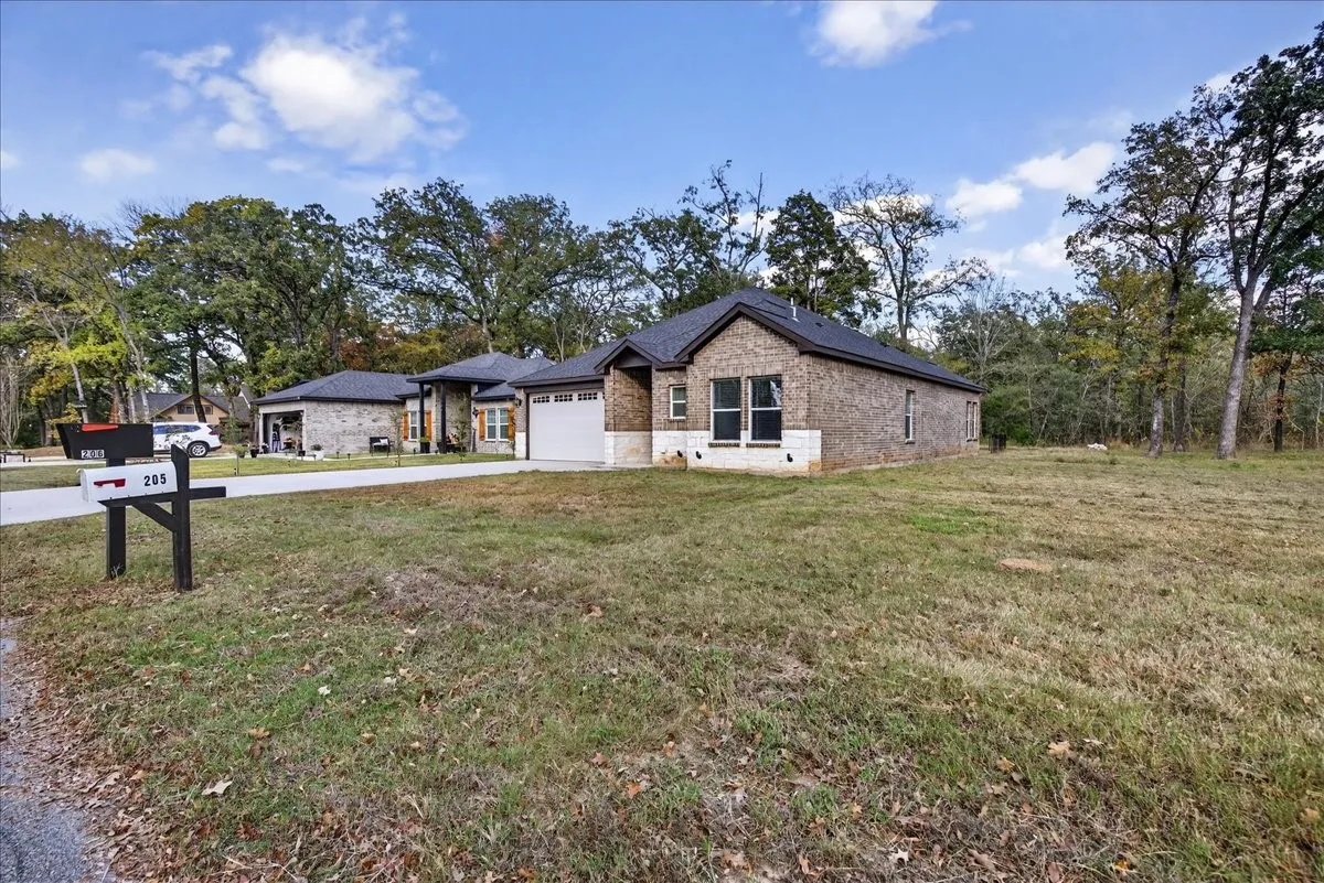 Single Family Residence For Sale in Henderson County , 206 Parkside Drive, Trinidad, Texas 75163, 3 Bedroom, 2 Bathroom, 2 Garage spaces, 1,545 Sqft, built in 2023, mls#21329436, Real Estate Agent in Trinidad, Homes For Sale in Henderson county, Homes For Sale in Trinidad, Realtor in Trinidad Texas, Real Estate Brokerage Independent Realty Texas, Luminita Cordes Realtor
