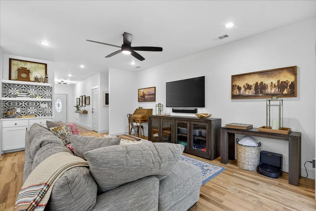 Single Family Residence For Sale in Henderson County , 206 Parkside Drive, Trinidad, Texas 75163, 3 Bedroom, 2 Bathroom, 2 Garage spaces, 1,545 Sqft, built in 2023, mls#21329436, Real Estate Agent in Trinidad, Homes For Sale in Henderson county, Homes For Sale in Trinidad, Realtor in Trinidad Texas, Real Estate Brokerage Independent Realty Texas, Luminita Cordes Realtor