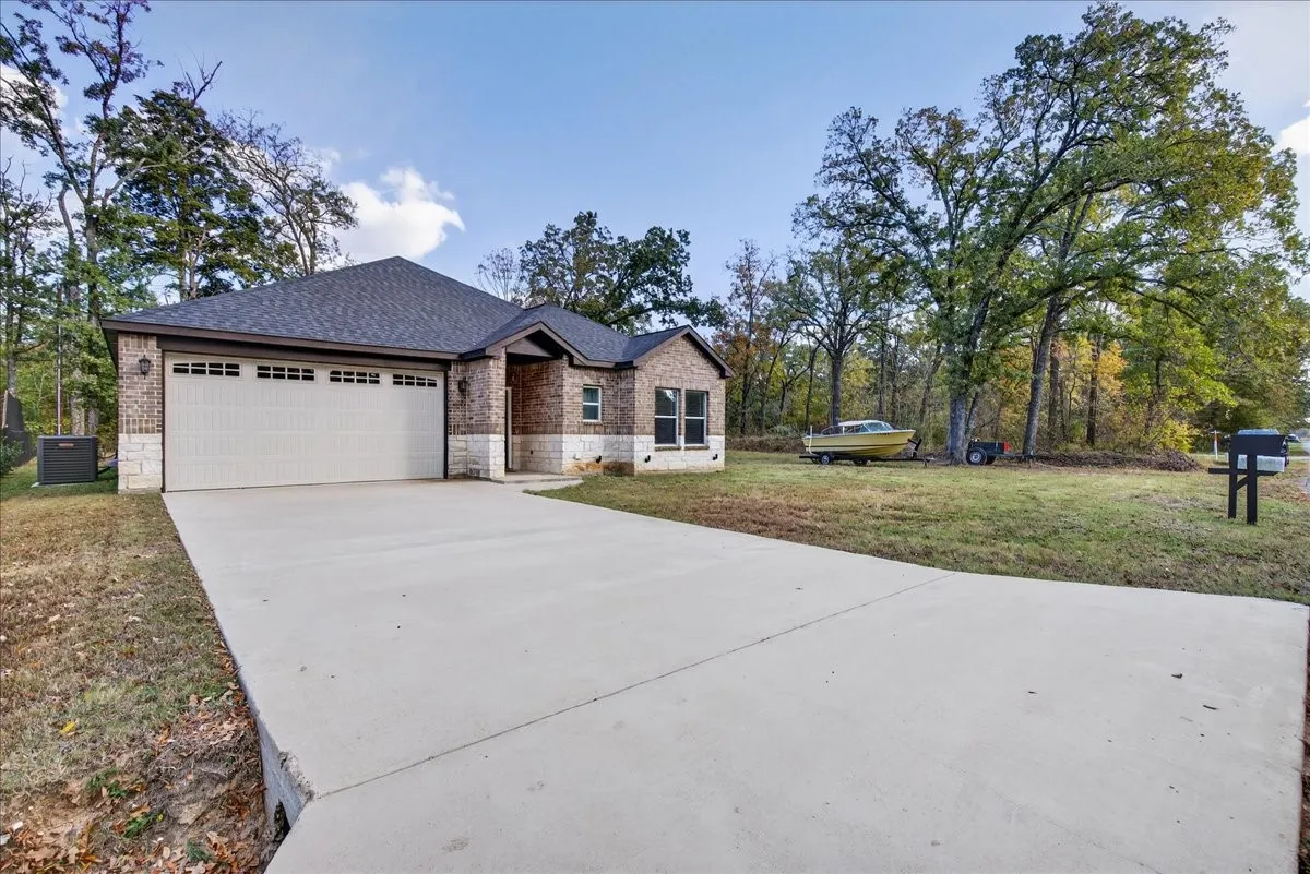 Single Family Residence For Sale in Henderson County , 206 Parkside Drive, Trinidad, Texas 75163, 3 Bedroom, 2 Bathroom, 2 Garage spaces, 1,545 Sqft, built in 2023, mls#21329436, Real Estate Agent in Trinidad, Homes For Sale in Henderson county, Homes For Sale in Trinidad, Realtor in Trinidad Texas, Real Estate Brokerage Independent Realty Texas, Luminita Cordes Realtor