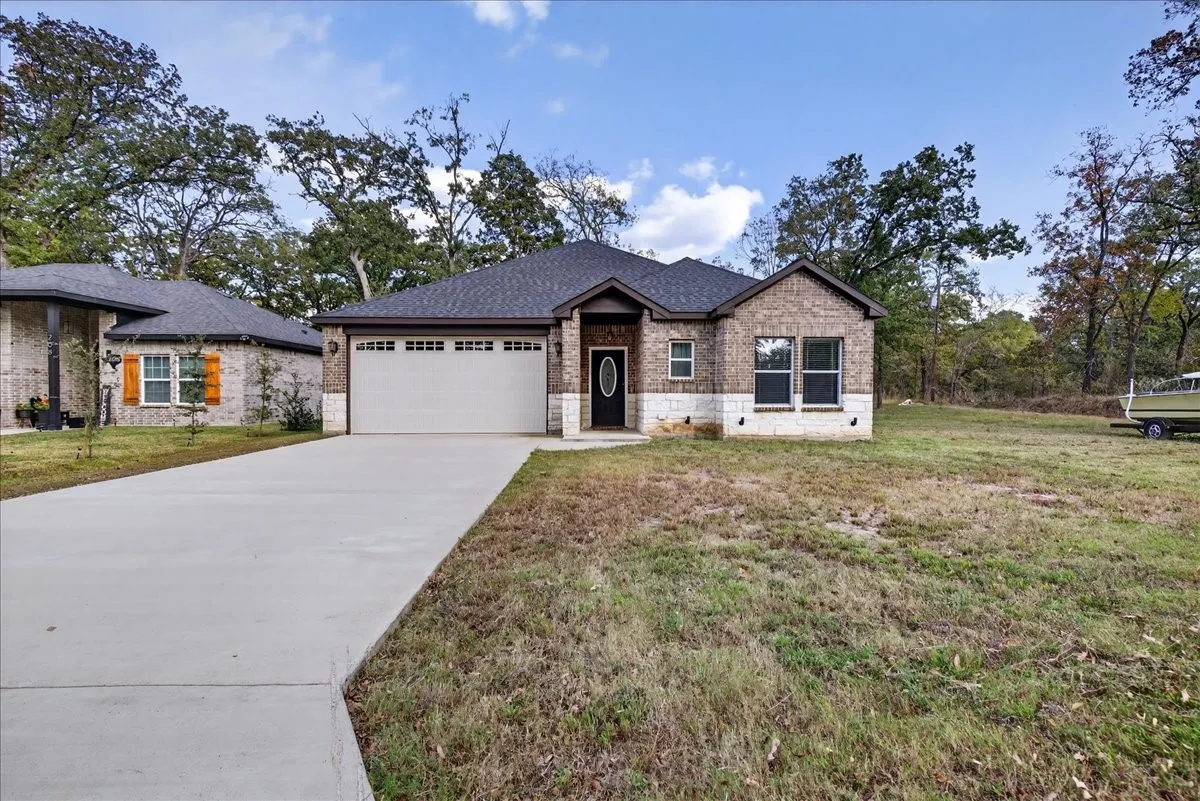 Single Family Residence For Sale in Henderson County , 206 Parkside Drive, Trinidad, Texas 75163, 3 Bedroom, 2 Bathroom, 2 Garage spaces, 1,545 Sqft, built in 2023, mls#21329436, Real Estate Agent in Trinidad, Homes For Sale in Henderson county, Homes For Sale in Trinidad, Realtor in Trinidad Texas, Real Estate Brokerage Independent Realty Texas, Luminita Cordes Realtor