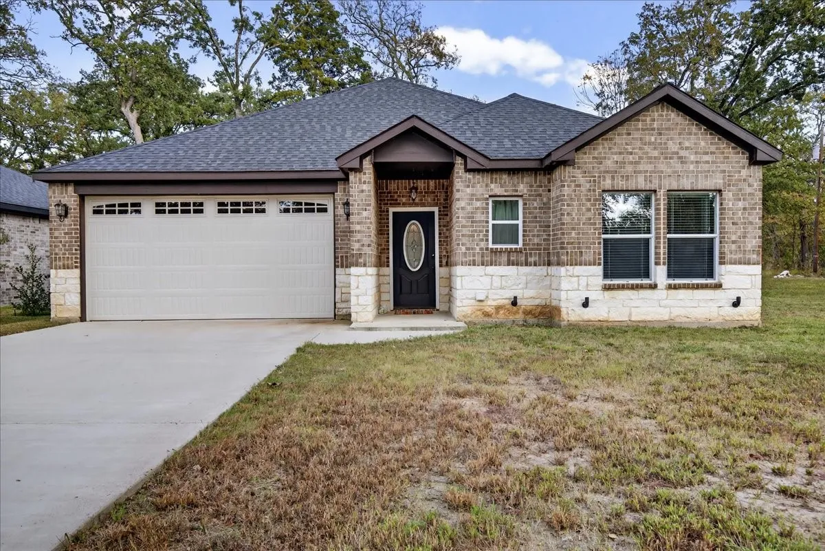 Single Family Residence For Sale in Henderson County , 206 Parkside Drive, Trinidad, Texas 75163, 3 Bedroom, 2 Bathroom, 2 Garage spaces, 1,545 Sqft, built in 2023, mls#21329436, Real Estate Agent in Trinidad, Homes For Sale in Henderson county, Homes For Sale in Trinidad, Realtor in Trinidad Texas, Real Estate Brokerage Independent Realty Texas, Luminita Cordes Realtor