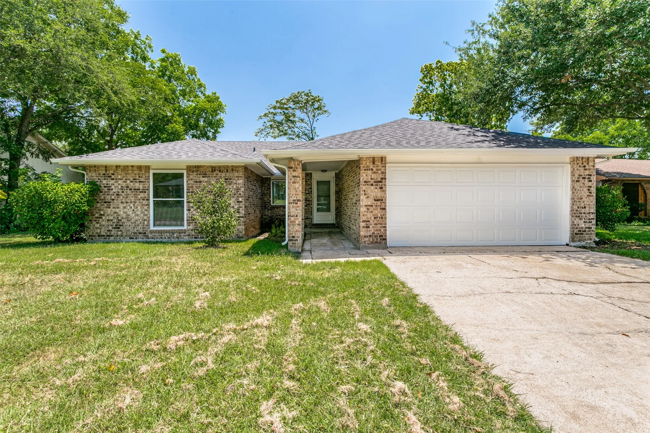 Single Family Residence For Sale in Tarrant County , 421 Goldfinch Drive, Fort Worth, Texas 76108, 4 Bedroom, 2 Bathroom, 2 Garage spaces, 1,812 Sqft, built in 1979, mls#21326740, Real Estate Agent in Fort Worth, Homes For Sale in Tarrant county, Homes For Sale in Fort Worth, Realtor in Fort Worth Texas, Real Estate Brokerage Independent Realty Texas, Luminita Cordes Realtor
