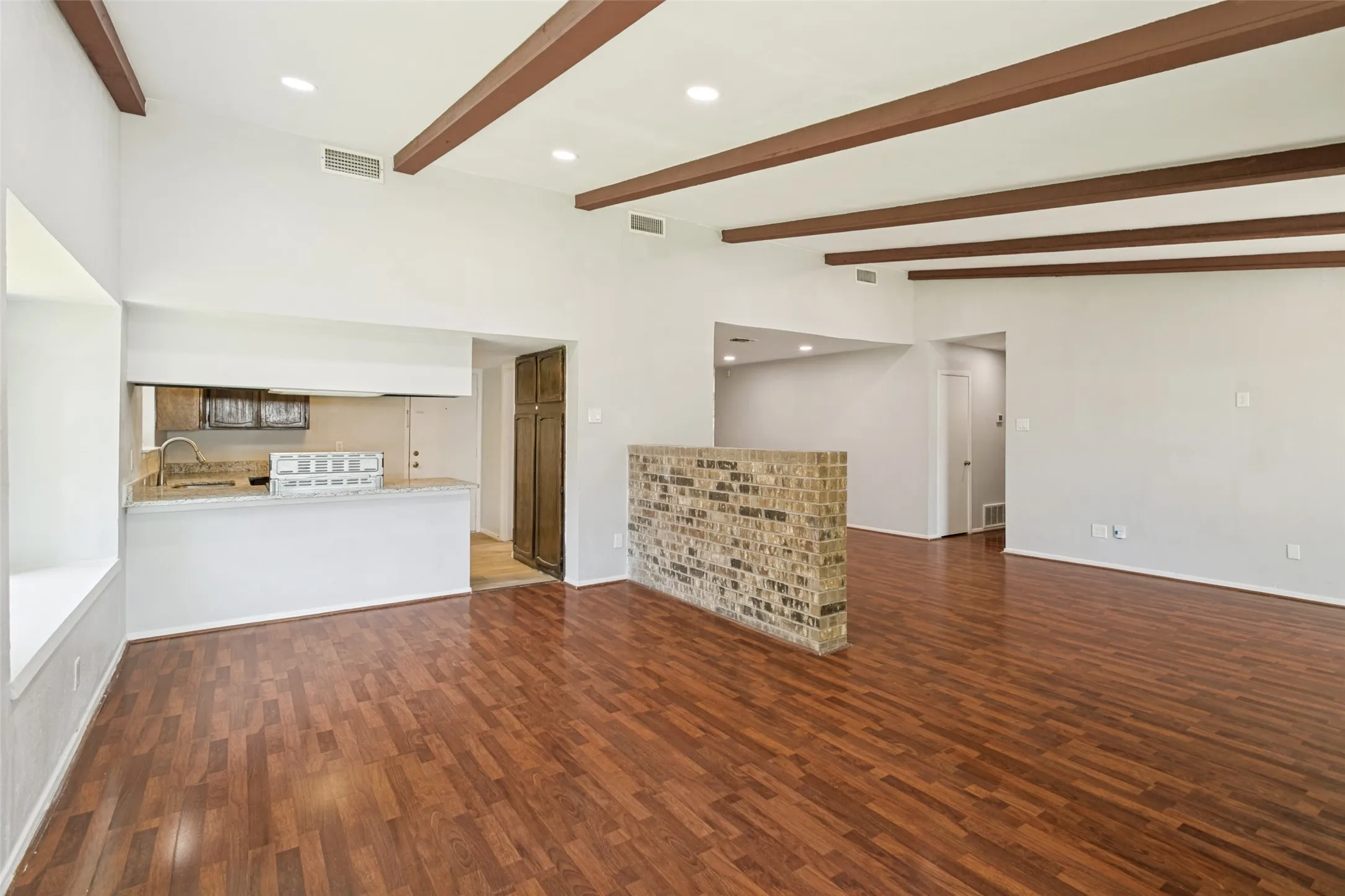 Single Family Residence For Sale in Tarrant County , 421 Goldfinch Drive, Fort Worth, Texas 76108, 4 Bedroom, 2 Bathroom, 2 Garage spaces, 1,812 Sqft, built in 1979, mls#21326740, Real Estate Agent in Fort Worth, Homes For Sale in Tarrant county, Homes For Sale in Fort Worth, Realtor in Fort Worth Texas, Real Estate Brokerage Independent Realty Texas, Luminita Cordes Realtor