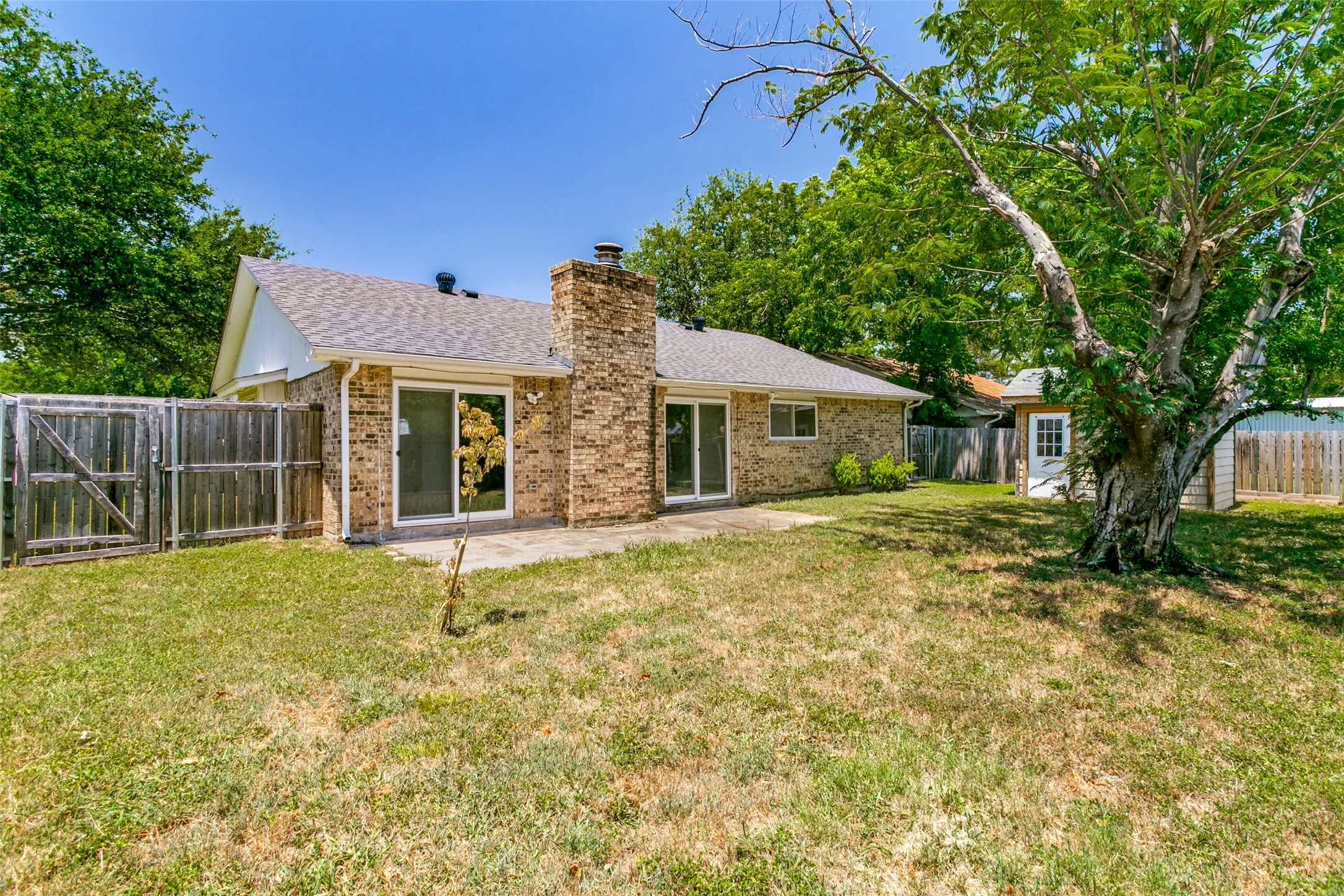 Single Family Residence For Sale in Tarrant County , 421 Goldfinch Drive, Fort Worth, Texas 76108, 4 Bedroom, 2 Bathroom, 2 Garage spaces, 1,812 Sqft, built in 1979, mls#21326740, Real Estate Agent in Fort Worth, Homes For Sale in Tarrant county, Homes For Sale in Fort Worth, Realtor in Fort Worth Texas, Real Estate Brokerage Independent Realty Texas, Luminita Cordes Realtor