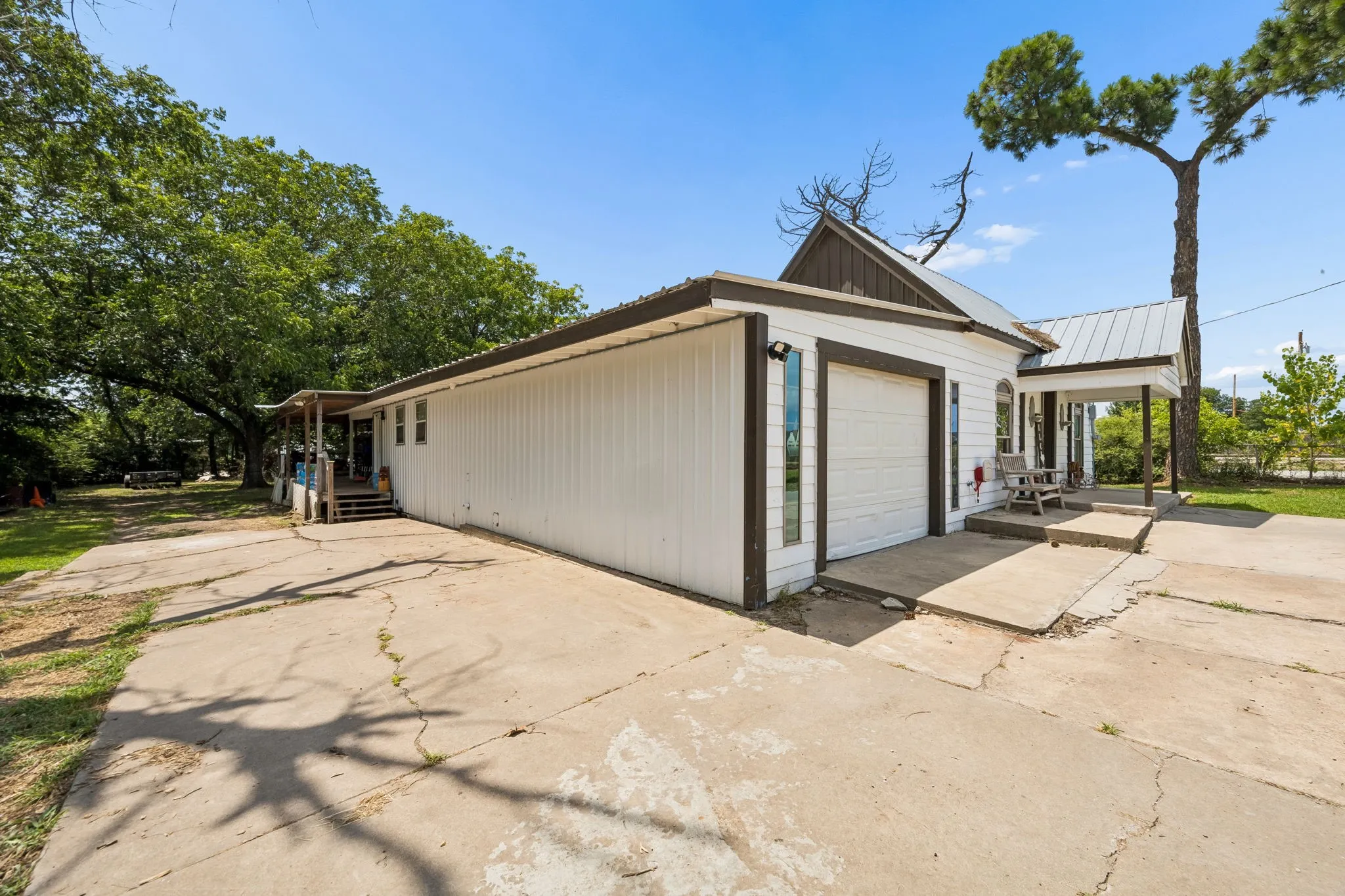 Single Family Residence For Sale in Hunt County , 4294 Fm 36 S, Caddo Mills, Texas 75135, 3 Bedroom, 3 Bathroom, 1 Garage spaces, 1,773 Sqft, built in 1955, mls#21325389, Real Estate Agent in Caddo Mills, Homes For Sale in Hunt county, Homes For Sale in Caddo Mills, Realtor in Caddo Mills Texas, Real Estate Brokerage Independent Realty Texas, Luminita Cordes Realtor