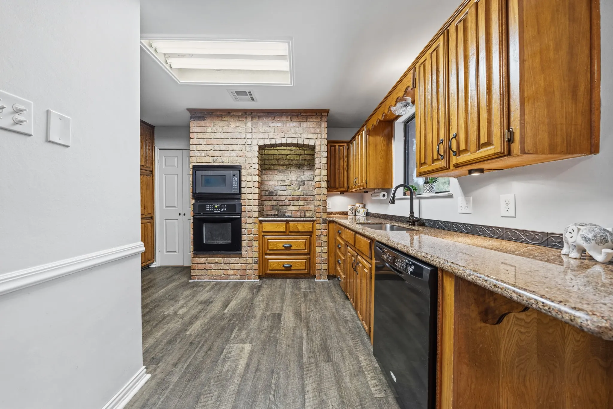 Single Family Residence For Sale in Mc Lennan County , 9208 Country Lake Drive, Waco, Texas 76708, 4 Bedroom, 3 Bathroom, 2 Garage spaces, 2,347 Sqft, built in 1980, mls#21329404, Real Estate Agent in Waco, Homes For Sale in Mc Lennan county, Homes For Sale in Waco, Realtor in Waco Texas, Real Estate Brokerage Independent Realty Texas, Luminita Cordes Realtor