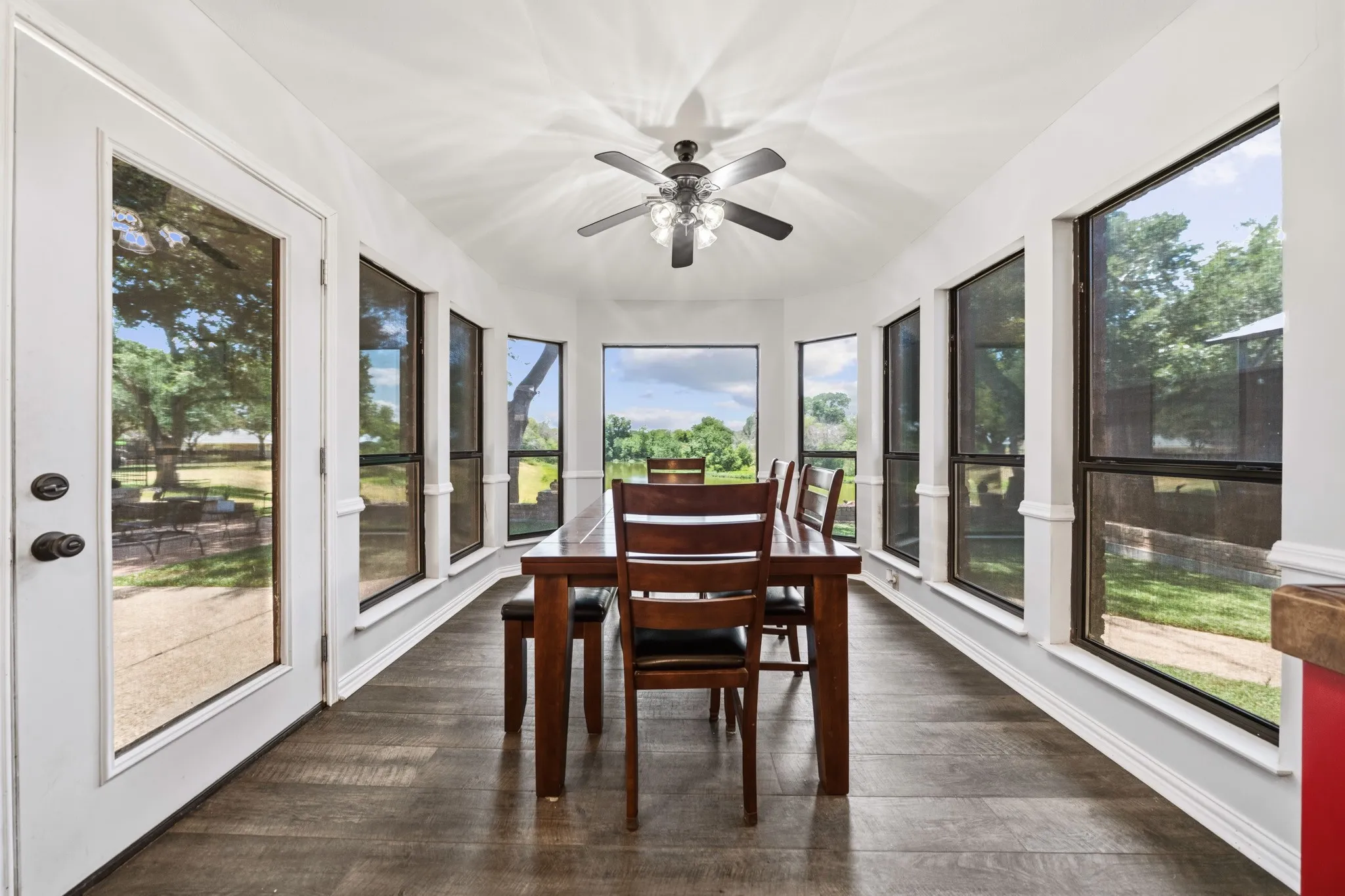 Single Family Residence For Sale in Mc Lennan County , 9208 Country Lake Drive, Waco, Texas 76708, 4 Bedroom, 3 Bathroom, 2 Garage spaces, 2,347 Sqft, built in 1980, mls#21329404, Real Estate Agent in Waco, Homes For Sale in Mc Lennan county, Homes For Sale in Waco, Realtor in Waco Texas, Real Estate Brokerage Independent Realty Texas, Luminita Cordes Realtor