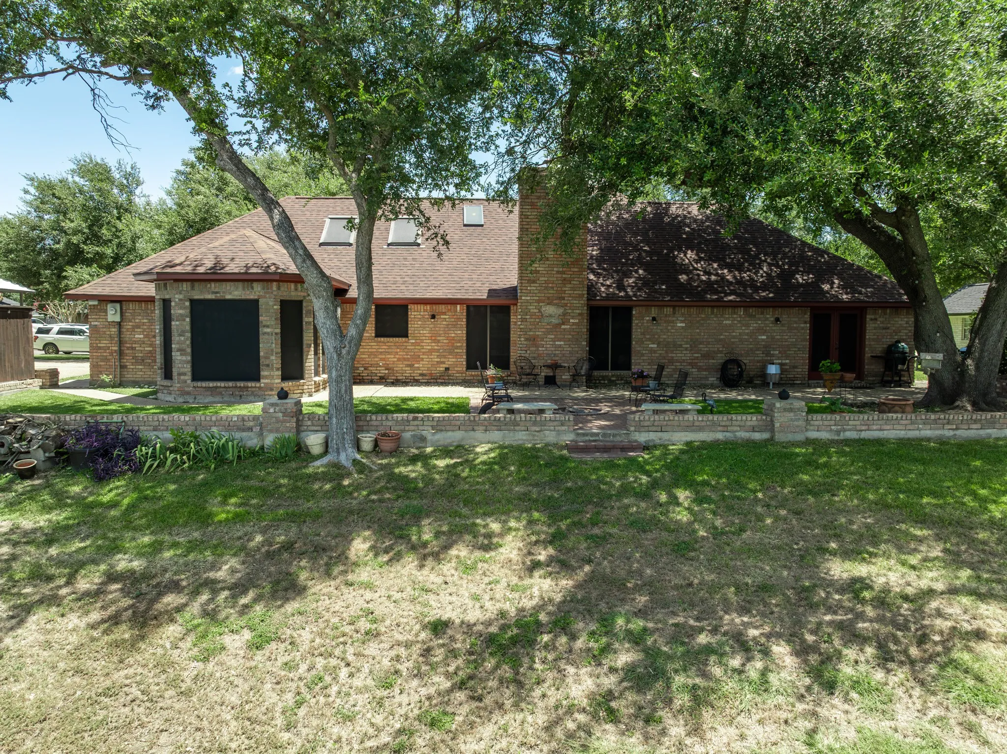 Single Family Residence For Sale in Mc Lennan County , 9208 Country Lake Drive, Waco, Texas 76708, 4 Bedroom, 3 Bathroom, 2 Garage spaces, 2,347 Sqft, built in 1980, mls#21329404, Real Estate Agent in Waco, Homes For Sale in Mc Lennan county, Homes For Sale in Waco, Realtor in Waco Texas, Real Estate Brokerage Independent Realty Texas, Luminita Cordes Realtor