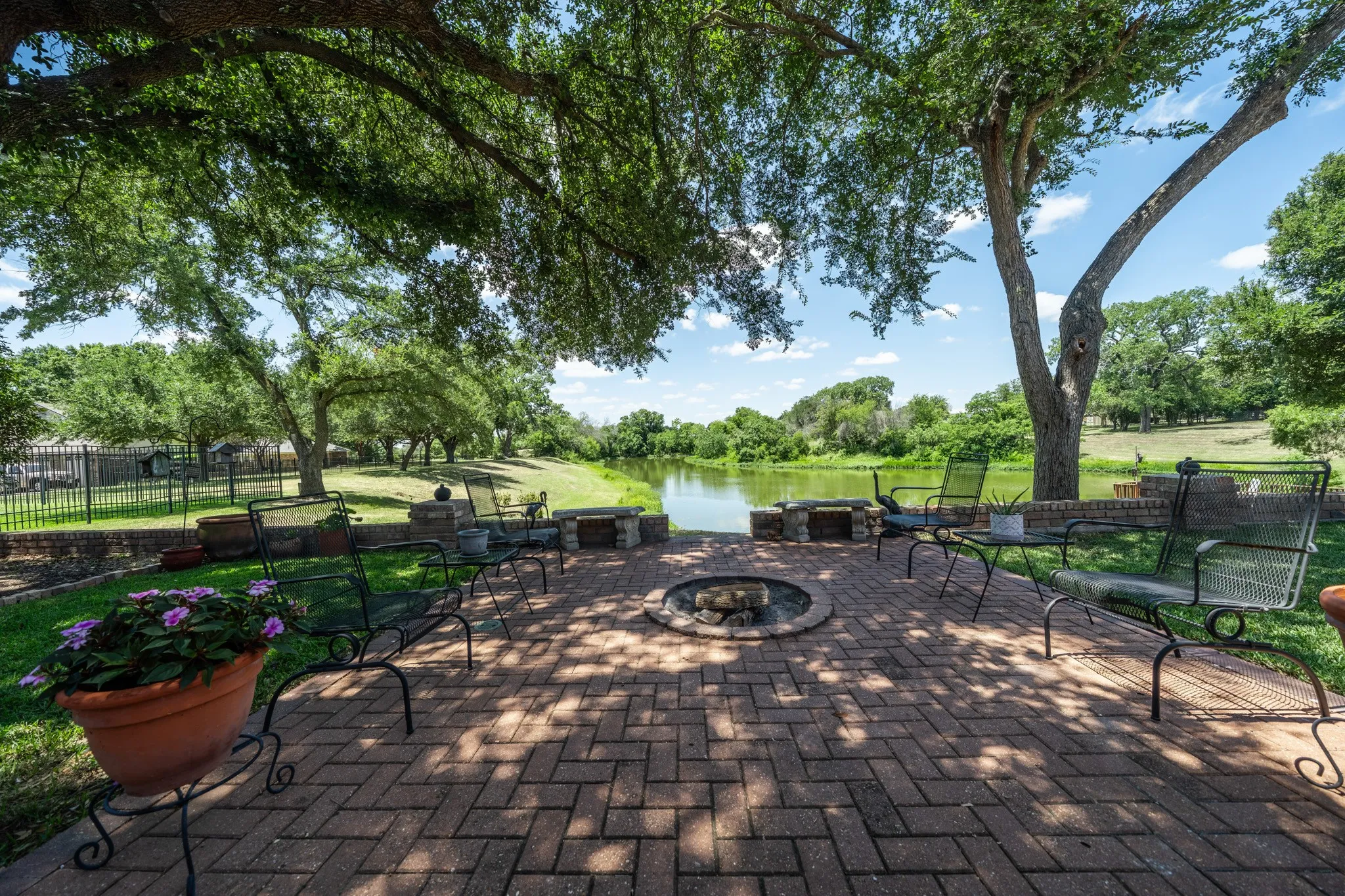 Single Family Residence For Sale in Mc Lennan County , 9208 Country Lake Drive, Waco, Texas 76708, 4 Bedroom, 3 Bathroom, 2 Garage spaces, 2,347 Sqft, built in 1980, mls#21329404, Real Estate Agent in Waco, Homes For Sale in Mc Lennan county, Homes For Sale in Waco, Realtor in Waco Texas, Real Estate Brokerage Independent Realty Texas, Luminita Cordes Realtor