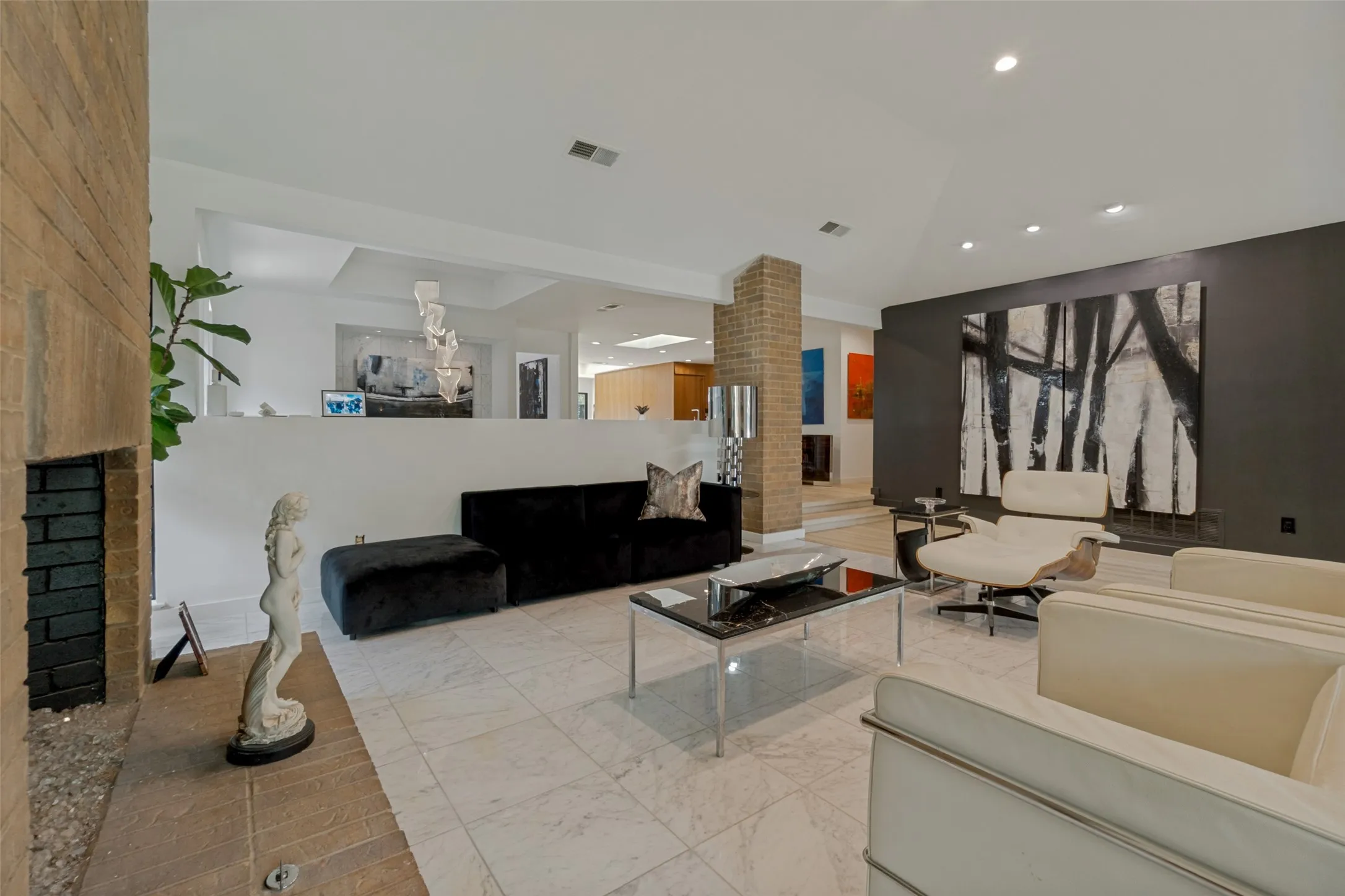 Single Family Residence For Rent in Dallas County , 6418 Covecreek Place, Dallas, Texas 75240, 3 Bedroom, 3 Bathroom, 2 Garage spaces, 3,041 Sqft, built in 1978, mls#21300984, Real Estate Agent in Dallas, Homes For Rent in Dallas county, Homes For Rent in Dallas, Realtor in Dallas Texas, Real Estate Brokerage Independent Realty Texas, Luminita Cordes Realtor