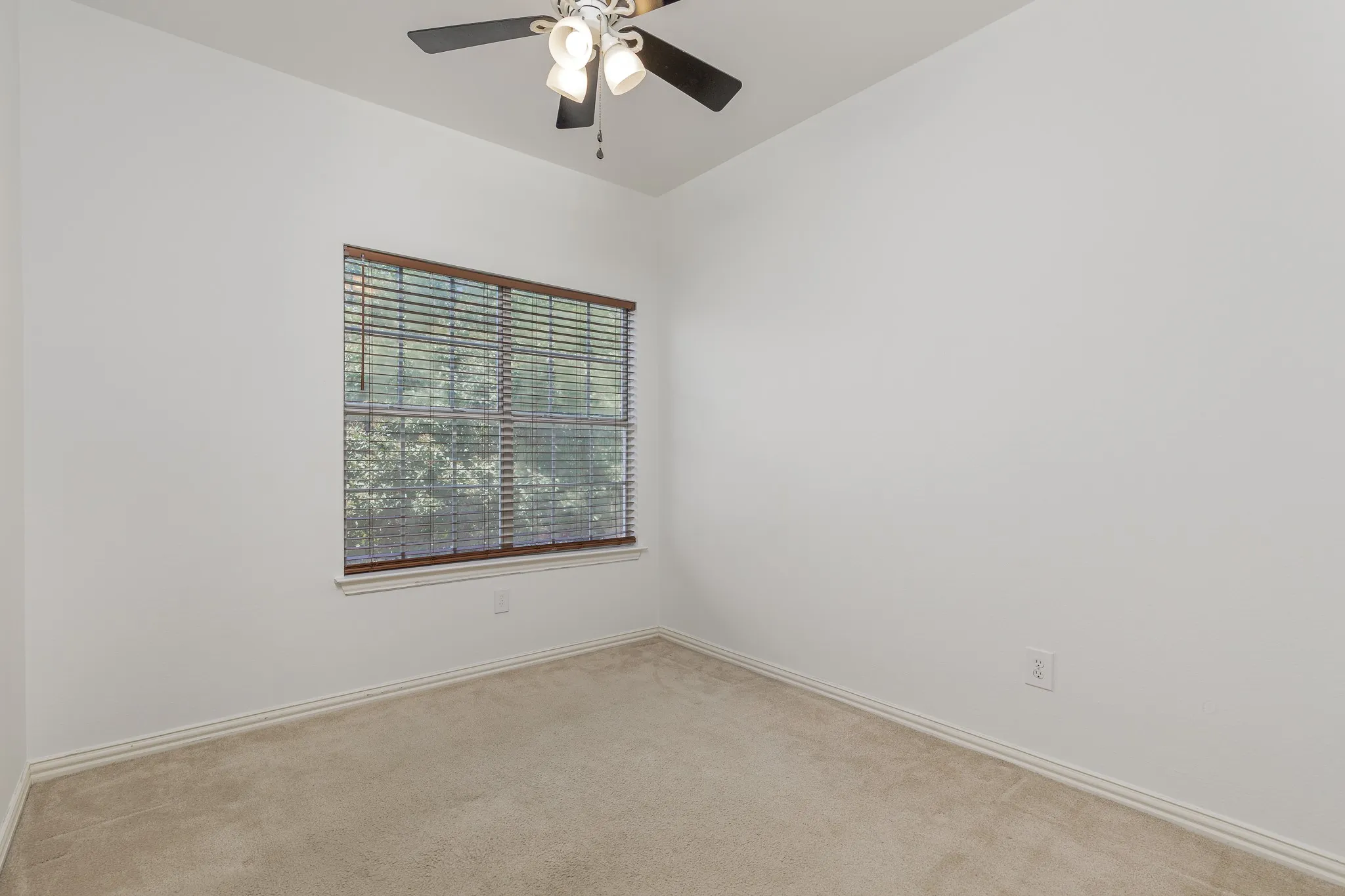 Single Family Residence For Sale in Dallas County , 14617 Woodshadow Lane, Addison, Texas 75001, 4 Bedroom, 3 Bathroom, 2 Garage spaces, 2,062 Sqft, built in 1995, mls#21328520, Real Estate Agent in Addison, Homes For Sale in Dallas county, Homes For Sale in Addison, Realtor in Addison Texas, Real Estate Brokerage Independent Realty Texas, Luminita Cordes Realtor