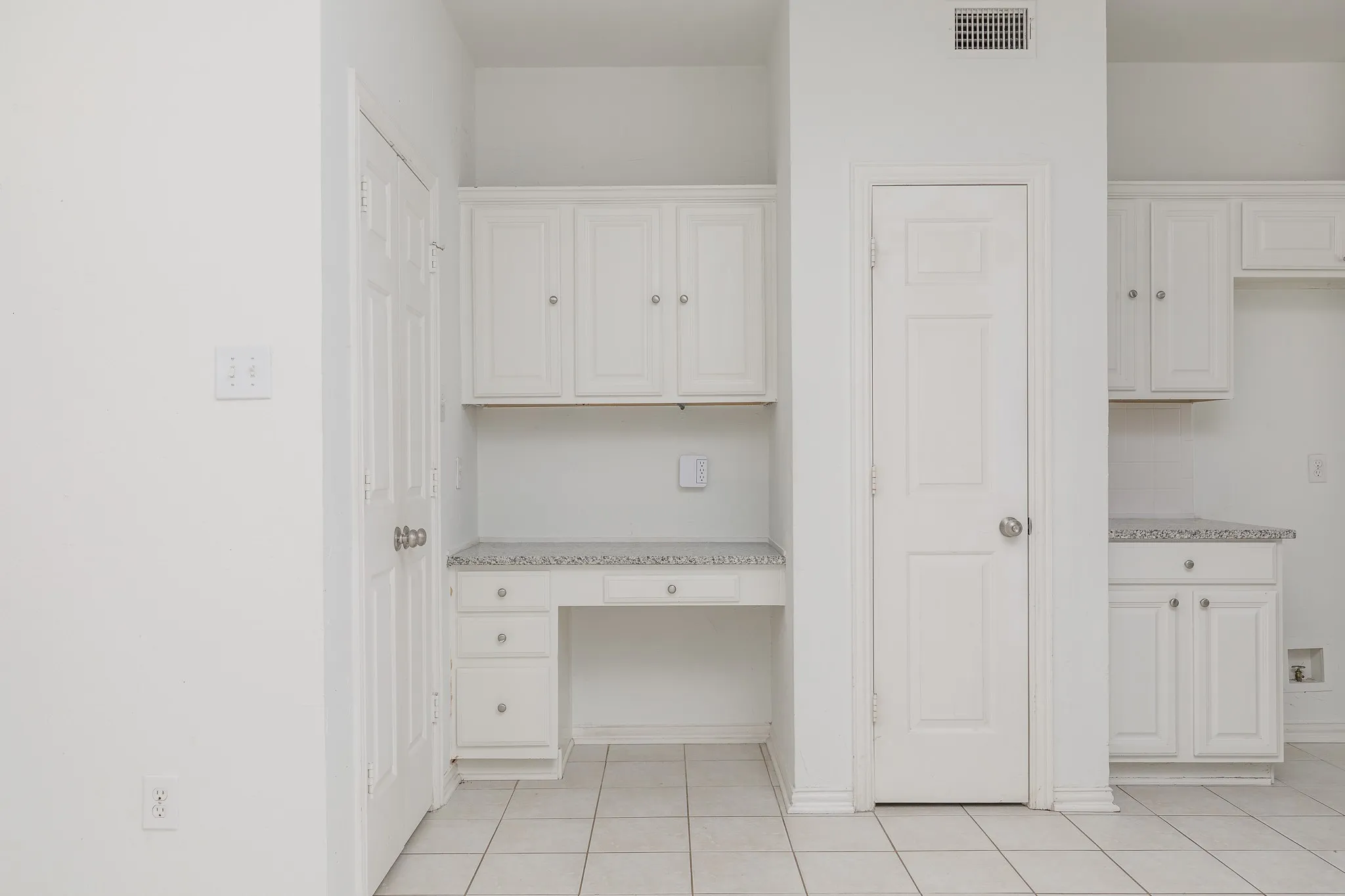 Single Family Residence For Sale in Dallas County , 14617 Woodshadow Lane, Addison, Texas 75001, 4 Bedroom, 3 Bathroom, 2 Garage spaces, 2,062 Sqft, built in 1995, mls#21328520, Real Estate Agent in Addison, Homes For Sale in Dallas county, Homes For Sale in Addison, Realtor in Addison Texas, Real Estate Brokerage Independent Realty Texas, Luminita Cordes Realtor
