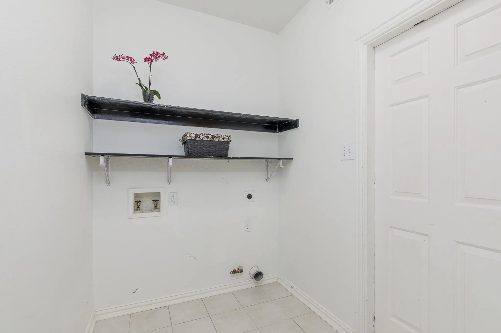 Single Family Residence For Sale in Dallas County , 14617 Woodshadow Lane, Addison, Texas 75001, 4 Bedroom, 3 Bathroom, 2 Garage spaces, 2,062 Sqft, built in 1995, mls#21328520, Real Estate Agent in Addison, Homes For Sale in Dallas county, Homes For Sale in Addison, Realtor in Addison Texas, Real Estate Brokerage Independent Realty Texas, Luminita Cordes Realtor