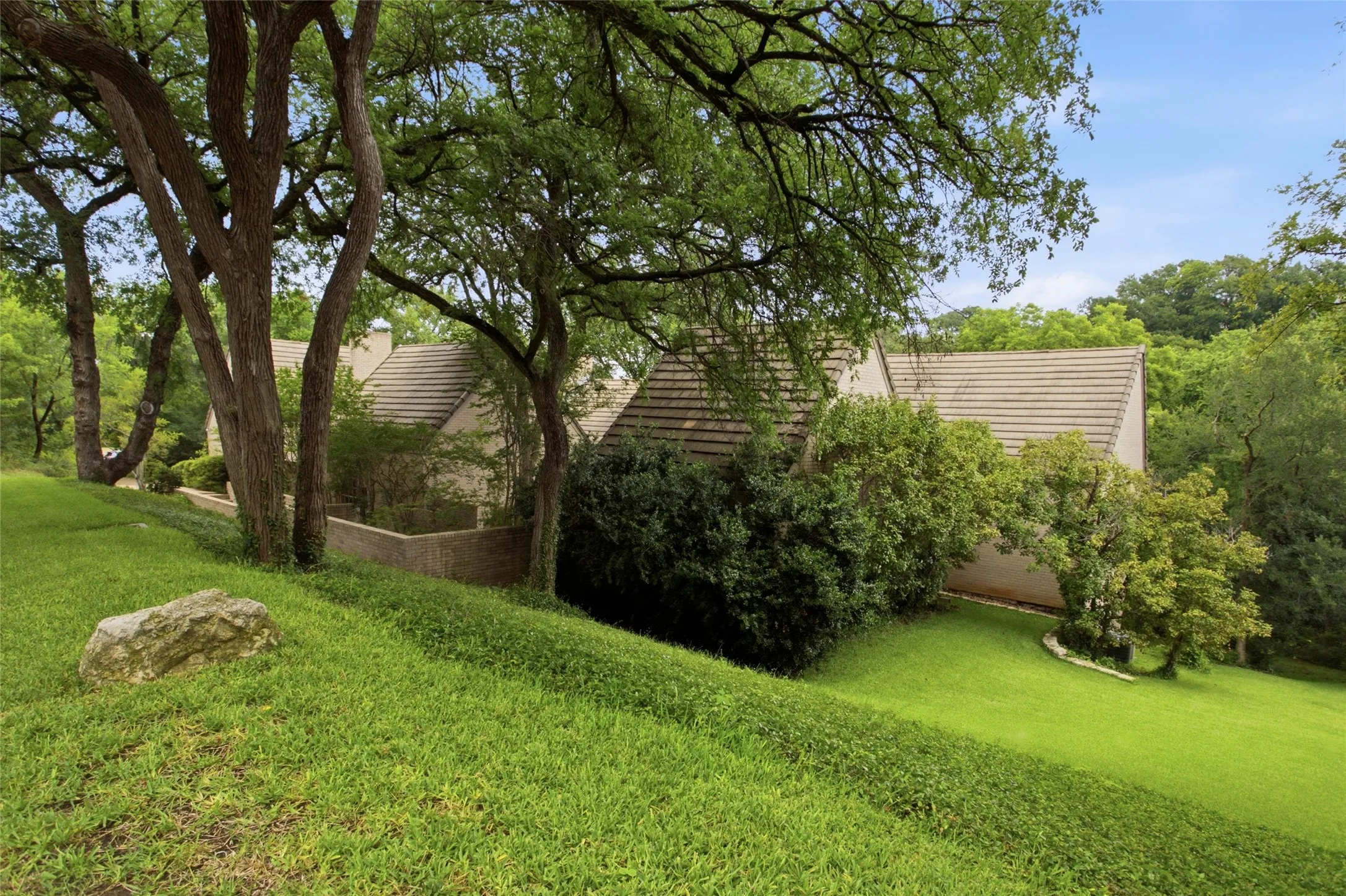 Single Family Residence For Sale in Tarrant County , 1111 Pebble Creek Road, Fort Worth, Texas 76107, 4 Bedroom, 5 Bathroom, 2 Garage spaces, 5,484 Sqft, built in 1985, mls#21318747, Real Estate Agent in Fort Worth, Homes For Sale in Tarrant county, Homes For Sale in Fort Worth, Realtor in Fort Worth Texas, Real Estate Brokerage Independent Realty Texas, Luminita Cordes Realtor
