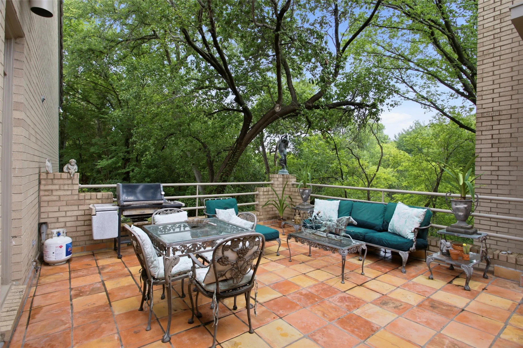 Single Family Residence For Sale in Tarrant County , 1111 Pebble Creek Road, Fort Worth, Texas 76107, 4 Bedroom, 5 Bathroom, 2 Garage spaces, 5,484 Sqft, built in 1985, mls#21318747, Real Estate Agent in Fort Worth, Homes For Sale in Tarrant county, Homes For Sale in Fort Worth, Realtor in Fort Worth Texas, Real Estate Brokerage Independent Realty Texas, Luminita Cordes Realtor