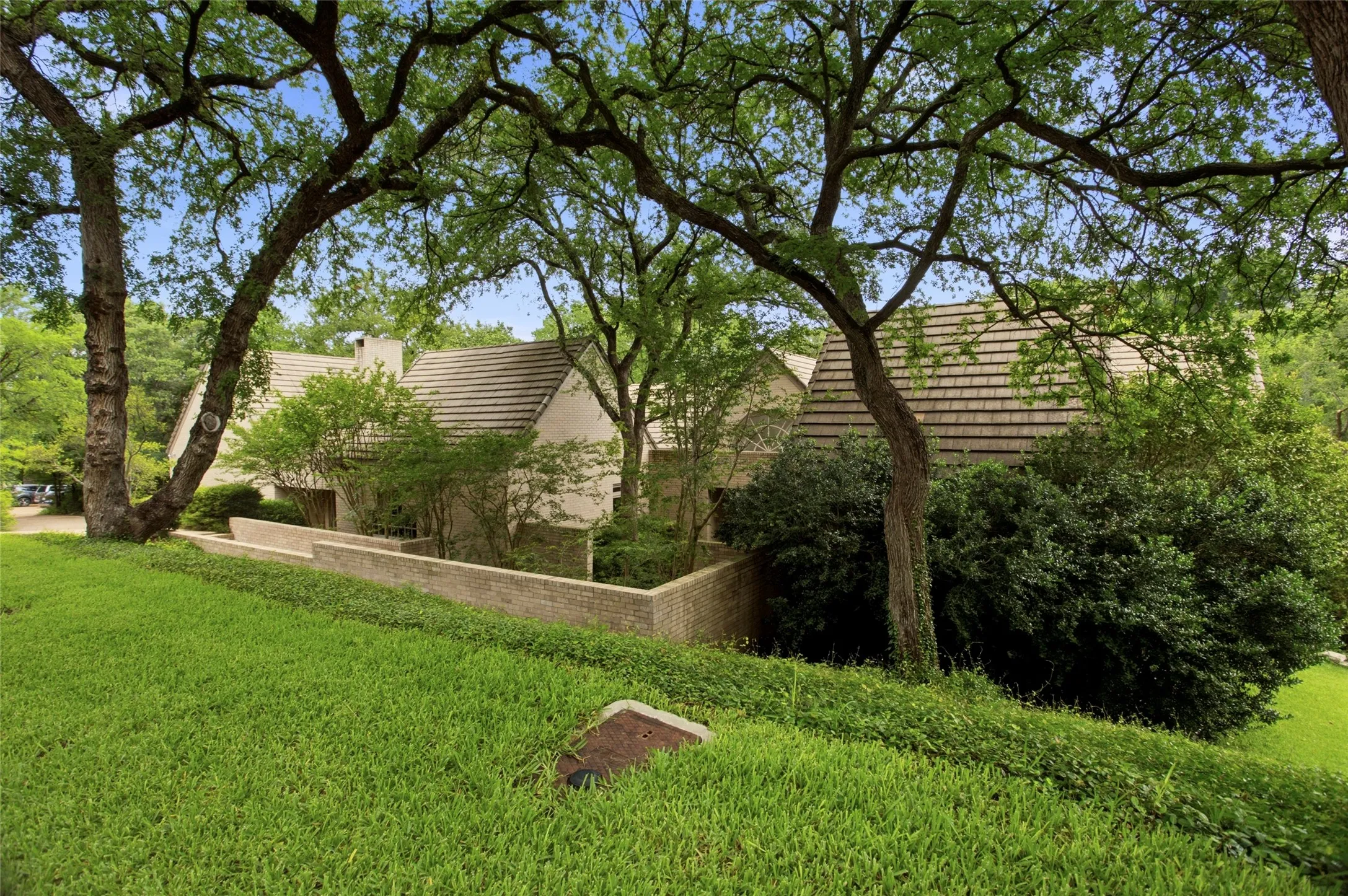 Single Family Residence For Sale in Tarrant County , 1111 Pebble Creek Road, Fort Worth, Texas 76107, 4 Bedroom, 5 Bathroom, 2 Garage spaces, 5,484 Sqft, built in 1985, mls#21318747, Real Estate Agent in Fort Worth, Homes For Sale in Tarrant county, Homes For Sale in Fort Worth, Realtor in Fort Worth Texas, Real Estate Brokerage Independent Realty Texas, Luminita Cordes Realtor