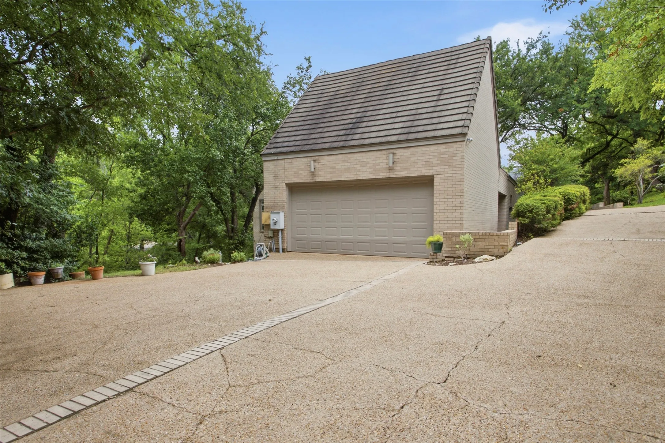 Single Family Residence For Sale in Tarrant County , 1111 Pebble Creek Road, Fort Worth, Texas 76107, 4 Bedroom, 5 Bathroom, 2 Garage spaces, 5,484 Sqft, built in 1985, mls#21318747, Real Estate Agent in Fort Worth, Homes For Sale in Tarrant county, Homes For Sale in Fort Worth, Realtor in Fort Worth Texas, Real Estate Brokerage Independent Realty Texas, Luminita Cordes Realtor