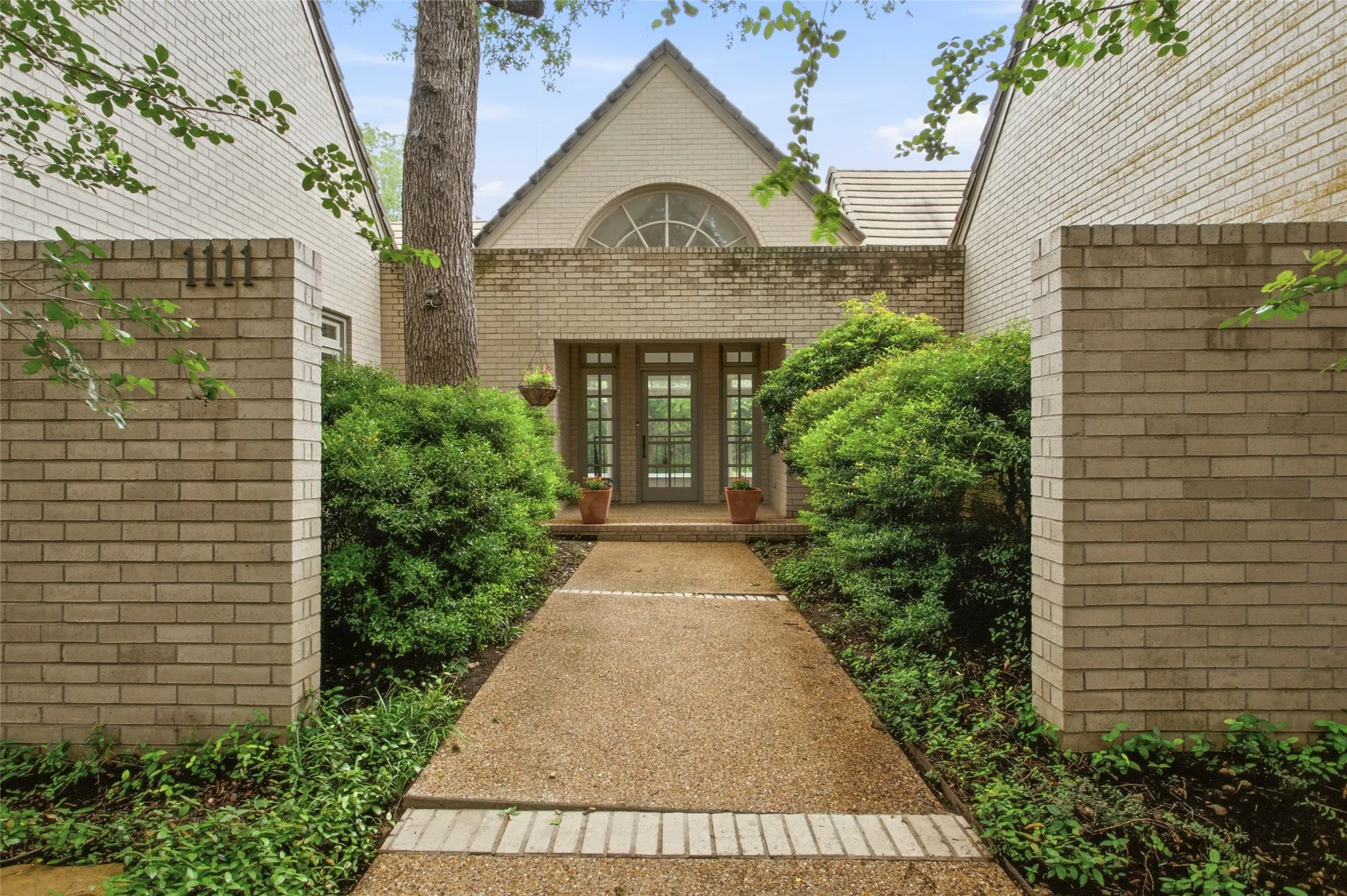 Single Family Residence For Sale in Tarrant County , 1111 Pebble Creek Road, Fort Worth, Texas 76107, 4 Bedroom, 5 Bathroom, 2 Garage spaces, 5,484 Sqft, built in 1985, mls#21318747, Real Estate Agent in Fort Worth, Homes For Sale in Tarrant county, Homes For Sale in Fort Worth, Realtor in Fort Worth Texas, Real Estate Brokerage Independent Realty Texas, Luminita Cordes Realtor