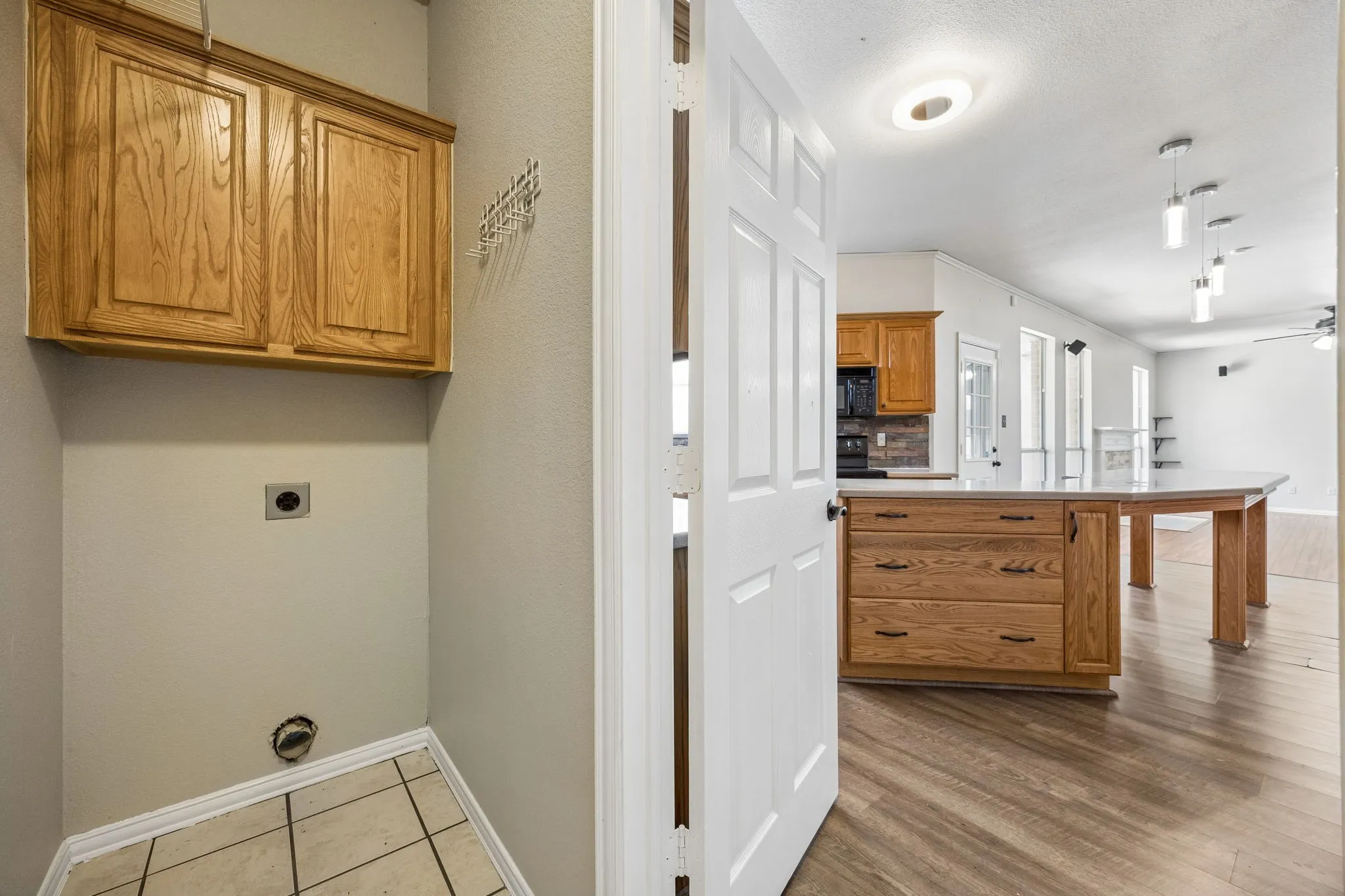 Single Family Residence For Sale in Tarrant County , 4217 Bent Oaks Drive, Arlington, Texas 76001, 4 Bedroom, 3 Bathroom, 2 Garage spaces, 2,689 Sqft, built in 2000, mls#21324331, Real Estate Agent in Arlington, Homes For Sale in Tarrant county, Homes For Sale in Arlington, Realtor in Arlington Texas, Real Estate Brokerage Independent Realty Texas, Luminita Cordes Realtor