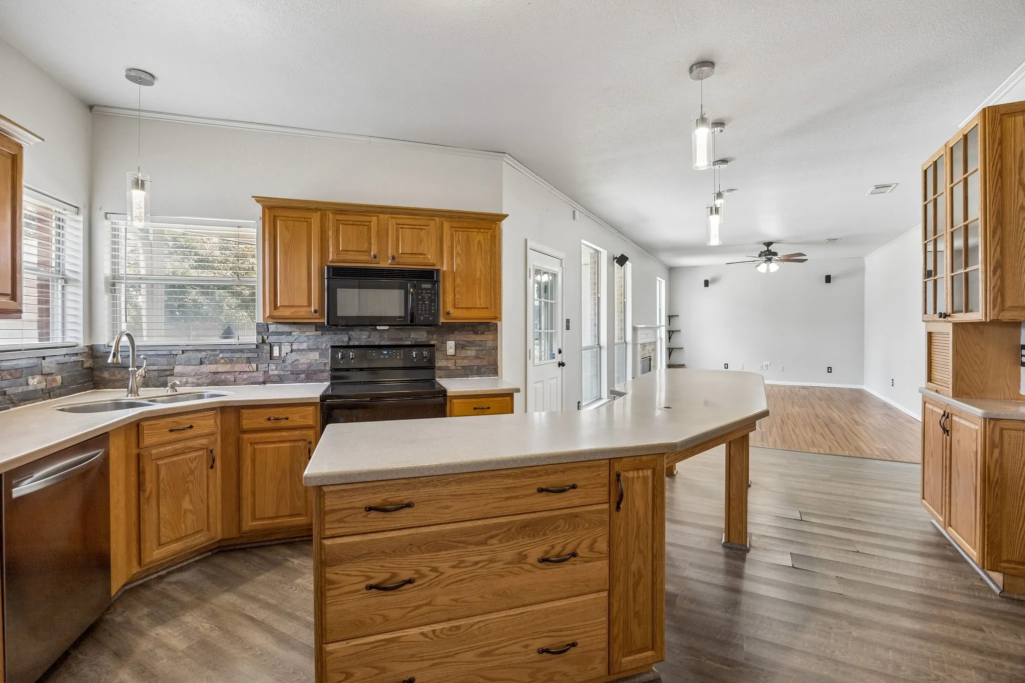 Single Family Residence For Sale in Tarrant County , 4217 Bent Oaks Drive, Arlington, Texas 76001, 4 Bedroom, 3 Bathroom, 2 Garage spaces, 2,689 Sqft, built in 2000, mls#21324331, Real Estate Agent in Arlington, Homes For Sale in Tarrant county, Homes For Sale in Arlington, Realtor in Arlington Texas, Real Estate Brokerage Independent Realty Texas, Luminita Cordes Realtor
