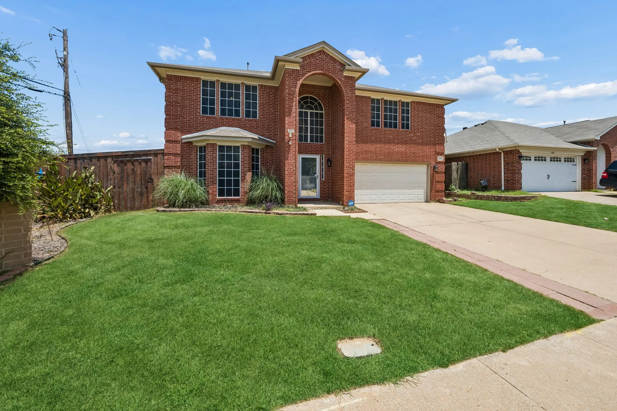 Single Family Residence For Sale in Tarrant County , 4217 Bent Oaks Drive, Arlington, Texas 76001, 4 Bedroom, 3 Bathroom, 2 Garage spaces, 2,689 Sqft, built in 2000, mls#21324331, Real Estate Agent in Arlington, Homes For Sale in Tarrant county, Homes For Sale in Arlington, Realtor in Arlington Texas, Real Estate Brokerage Independent Realty Texas, Luminita Cordes Realtor
