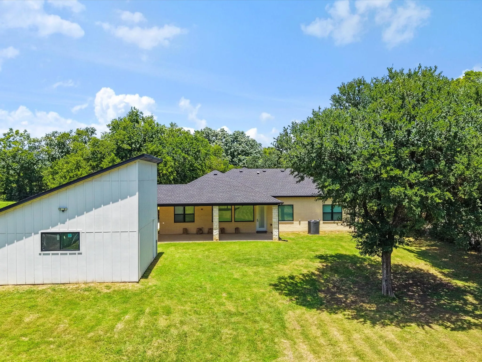 Single Family Residence For Sale in Dallas County , 1708 Dowdy Ferry Road, Hutchins, Texas 75141, 3 Bedroom, 2 Bathroom, 2 Garage spaces, 2,130 Sqft, built in 2022, mls#21329082, Real Estate Agent in Hutchins, Homes For Sale in Dallas county, Homes For Sale in Hutchins, Realtor in Hutchins Texas, Real Estate Brokerage Independent Realty Texas, Luminita Cordes Realtor