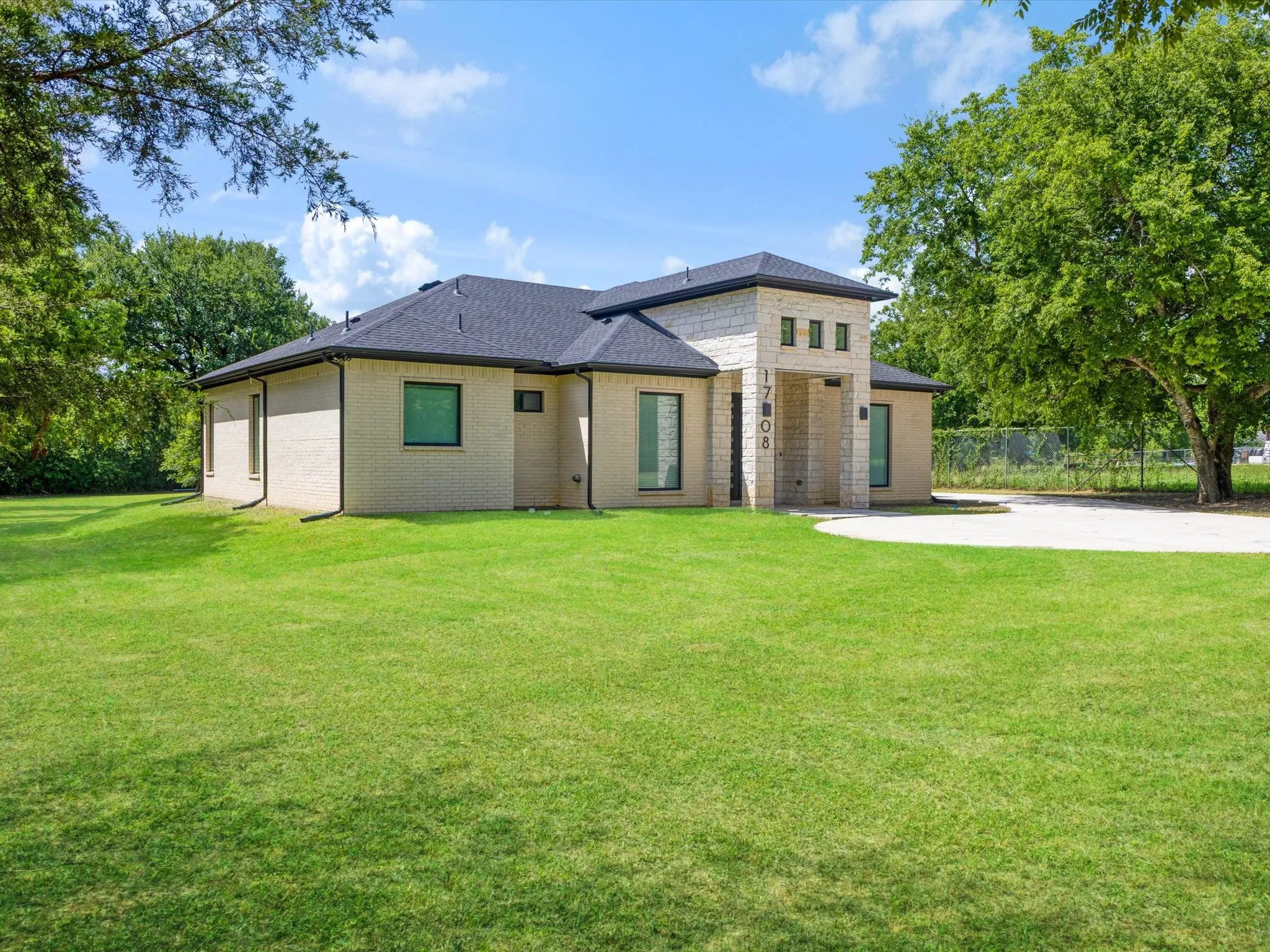 Single Family Residence For Sale in Dallas County , 1708 Dowdy Ferry Road, Hutchins, Texas 75141, 3 Bedroom, 2 Bathroom, 2 Garage spaces, 2,130 Sqft, built in 2022, mls#21329082, Real Estate Agent in Hutchins, Homes For Sale in Dallas county, Homes For Sale in Hutchins, Realtor in Hutchins Texas, Real Estate Brokerage Independent Realty Texas, Luminita Cordes Realtor