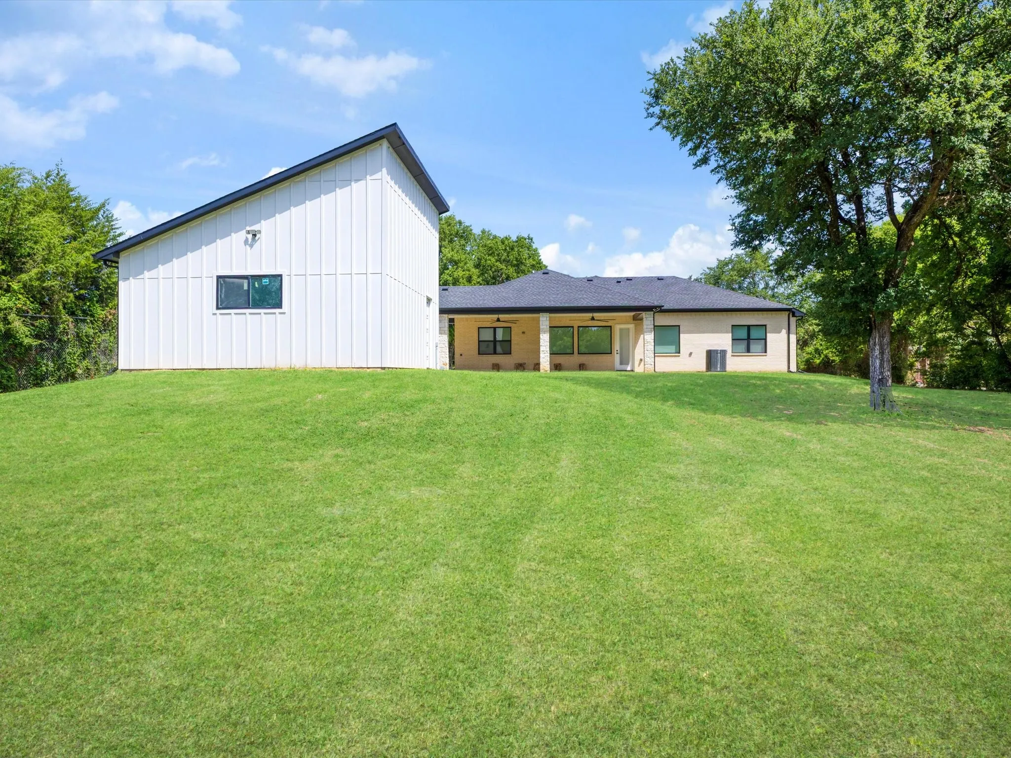 Single Family Residence For Sale in Dallas County , 1708 Dowdy Ferry Road, Hutchins, Texas 75141, 3 Bedroom, 2 Bathroom, 2 Garage spaces, 2,130 Sqft, built in 2022, mls#21329082, Real Estate Agent in Hutchins, Homes For Sale in Dallas county, Homes For Sale in Hutchins, Realtor in Hutchins Texas, Real Estate Brokerage Independent Realty Texas, Luminita Cordes Realtor