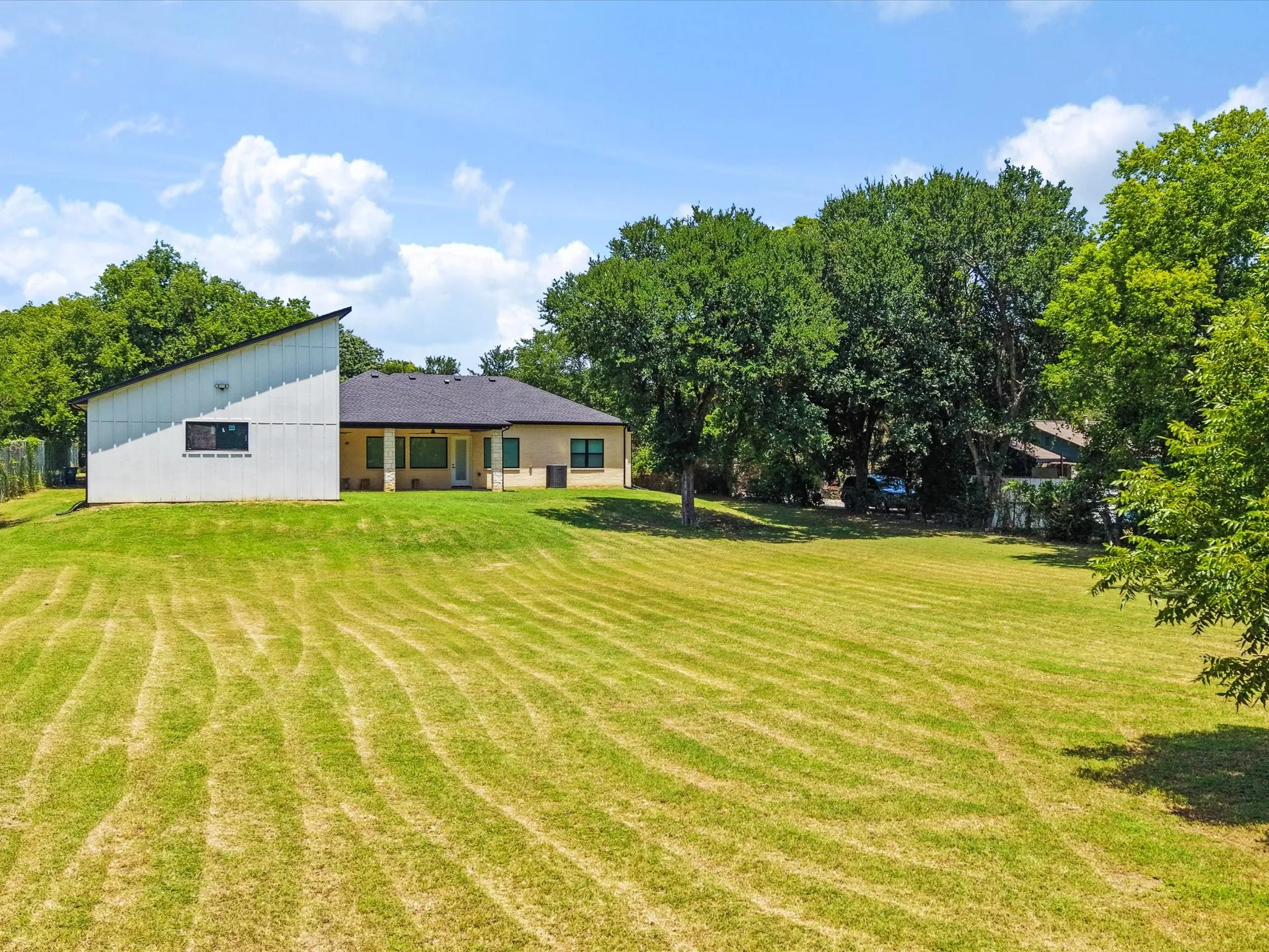 Single Family Residence For Sale in Dallas County , 1708 Dowdy Ferry Road, Hutchins, Texas 75141, 3 Bedroom, 2 Bathroom, 2 Garage spaces, 2,130 Sqft, built in 2022, mls#21329082, Real Estate Agent in Hutchins, Homes For Sale in Dallas county, Homes For Sale in Hutchins, Realtor in Hutchins Texas, Real Estate Brokerage Independent Realty Texas, Luminita Cordes Realtor