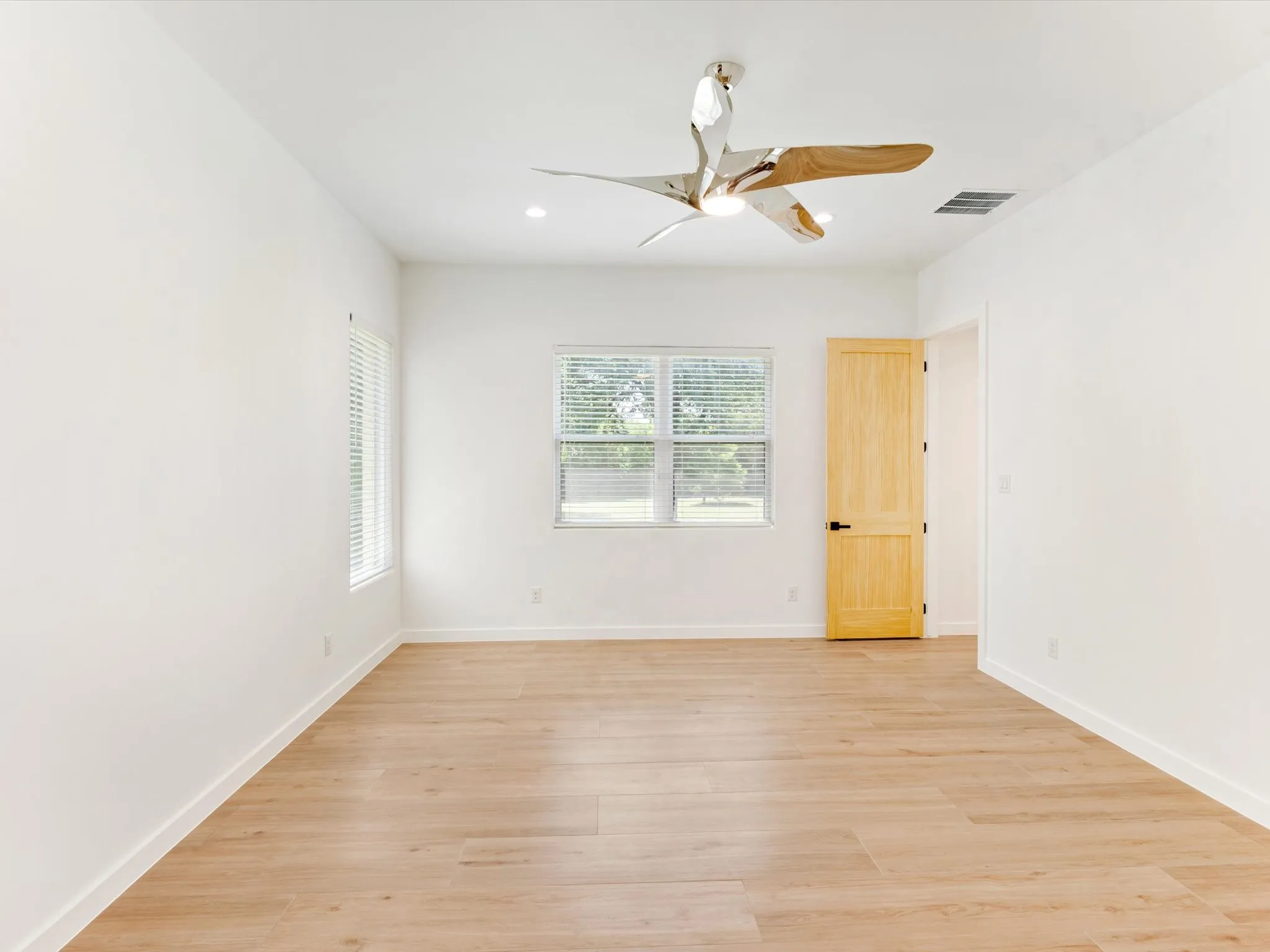 Single Family Residence For Sale in Dallas County , 1708 Dowdy Ferry Road, Hutchins, Texas 75141, 3 Bedroom, 2 Bathroom, 2 Garage spaces, 2,130 Sqft, built in 2022, mls#21329082, Real Estate Agent in Hutchins, Homes For Sale in Dallas county, Homes For Sale in Hutchins, Realtor in Hutchins Texas, Real Estate Brokerage Independent Realty Texas, Luminita Cordes Realtor