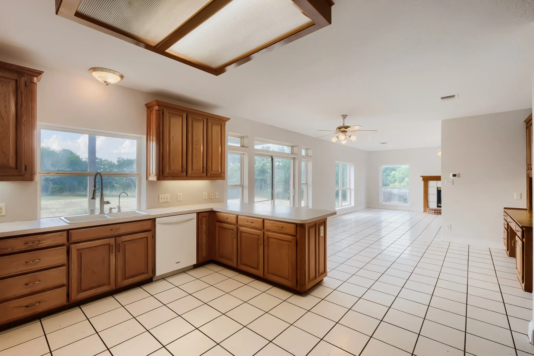Single Family Residence For Sale in Tarrant County , 2508 Colt Lane, Crowley, Texas 76036, 5 Bedroom, 3 Bathroom, 3 Garage spaces, 3,786 Sqft, built in 1998, mls#21216849, Real Estate Agent in Crowley, Homes For Sale in Tarrant county, Homes For Sale in Crowley, Realtor in Crowley Texas, Real Estate Brokerage Independent Realty Texas, Luminita Cordes Realtor