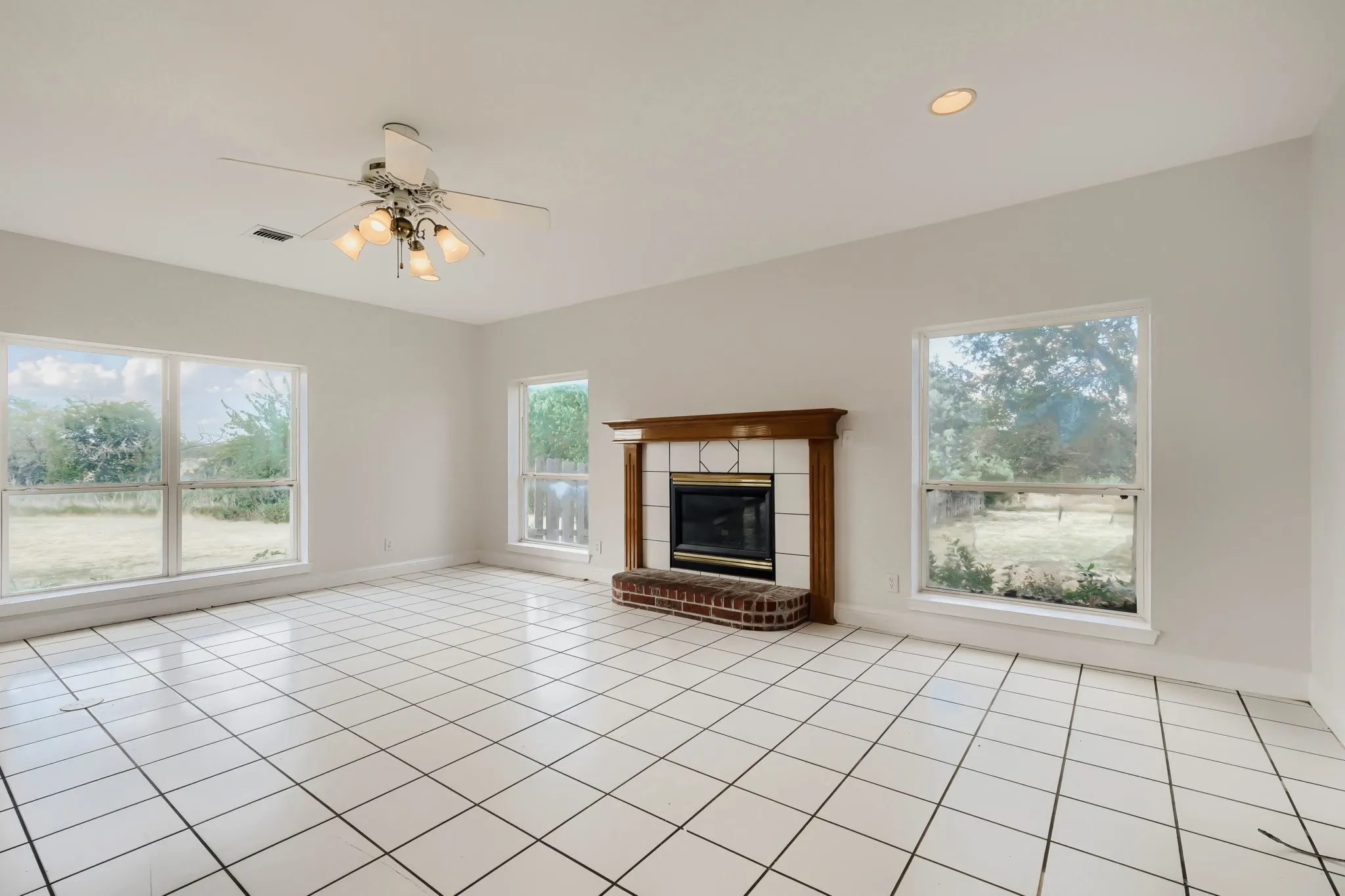 Single Family Residence For Sale in Tarrant County , 2508 Colt Lane, Crowley, Texas 76036, 5 Bedroom, 3 Bathroom, 3 Garage spaces, 3,786 Sqft, built in 1998, mls#21216849, Real Estate Agent in Crowley, Homes For Sale in Tarrant county, Homes For Sale in Crowley, Realtor in Crowley Texas, Real Estate Brokerage Independent Realty Texas, Luminita Cordes Realtor