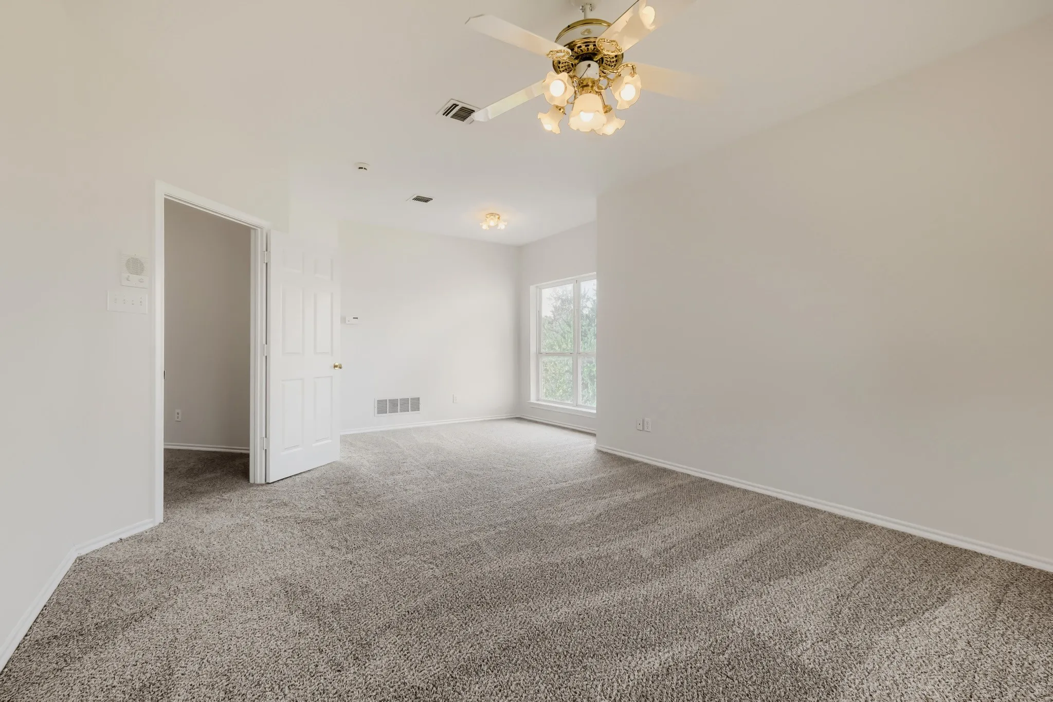 Single Family Residence For Sale in Tarrant County , 2508 Colt Lane, Crowley, Texas 76036, 5 Bedroom, 3 Bathroom, 3 Garage spaces, 3,786 Sqft, built in 1998, mls#21216849, Real Estate Agent in Crowley, Homes For Sale in Tarrant county, Homes For Sale in Crowley, Realtor in Crowley Texas, Real Estate Brokerage Independent Realty Texas, Luminita Cordes Realtor