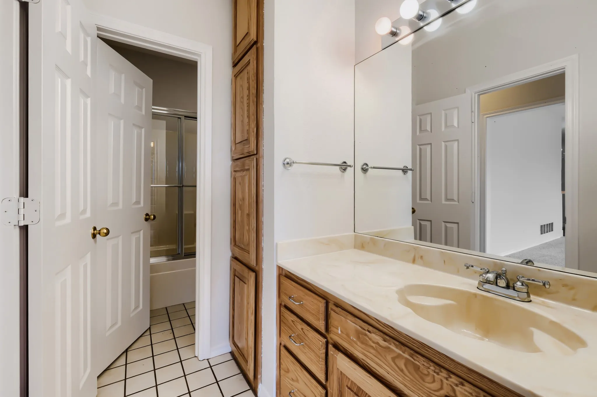 Single Family Residence For Sale in Tarrant County , 2508 Colt Lane, Crowley, Texas 76036, 5 Bedroom, 3 Bathroom, 3 Garage spaces, 3,786 Sqft, built in 1998, mls#21216849, Real Estate Agent in Crowley, Homes For Sale in Tarrant county, Homes For Sale in Crowley, Realtor in Crowley Texas, Real Estate Brokerage Independent Realty Texas, Luminita Cordes Realtor